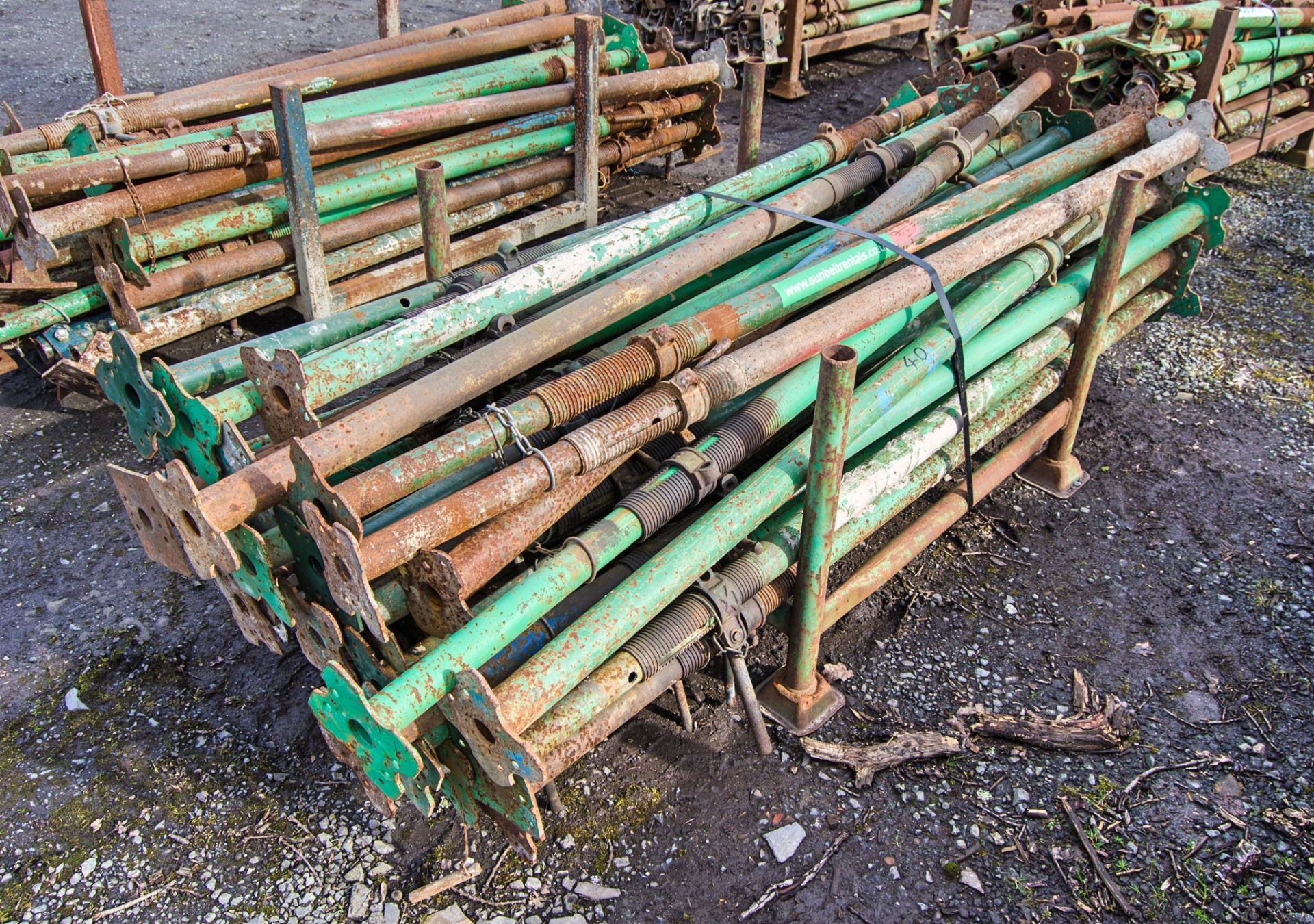 Stillage of adjustable steel props - Image 2 of 2