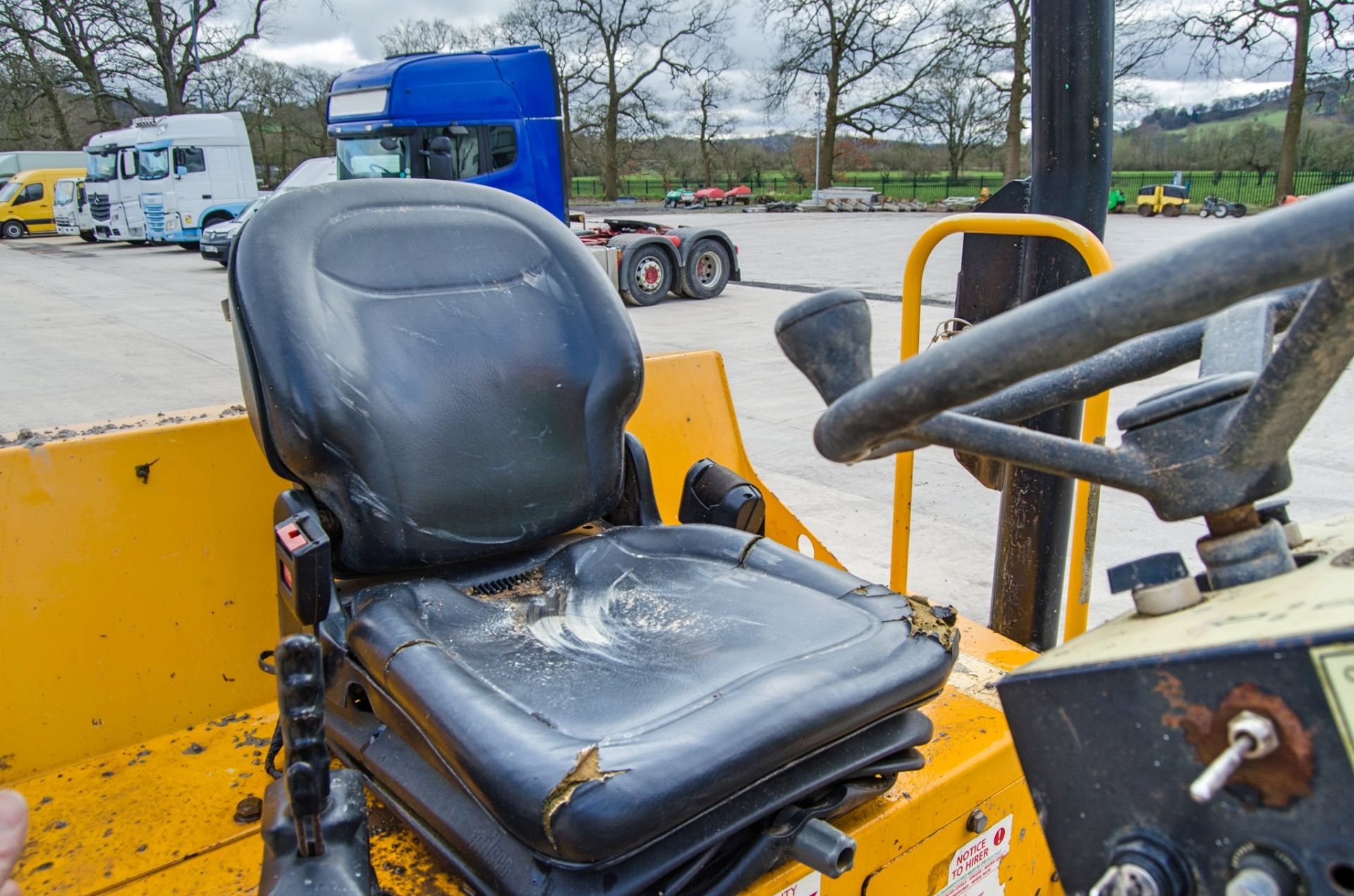 JCB 6 tonne swivel skip dumper Year: 2015 VIN: SLBD1DJJEFFRL8471 Recorded Hours: 1497 Weight: 4410 - Image 17 of 23