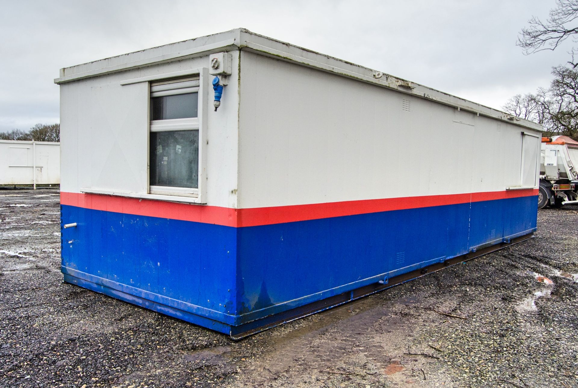 32ft x 10ft steel anti-vandal office site unit BB34628 ** No keys but unlocked ** - Image 4 of 6