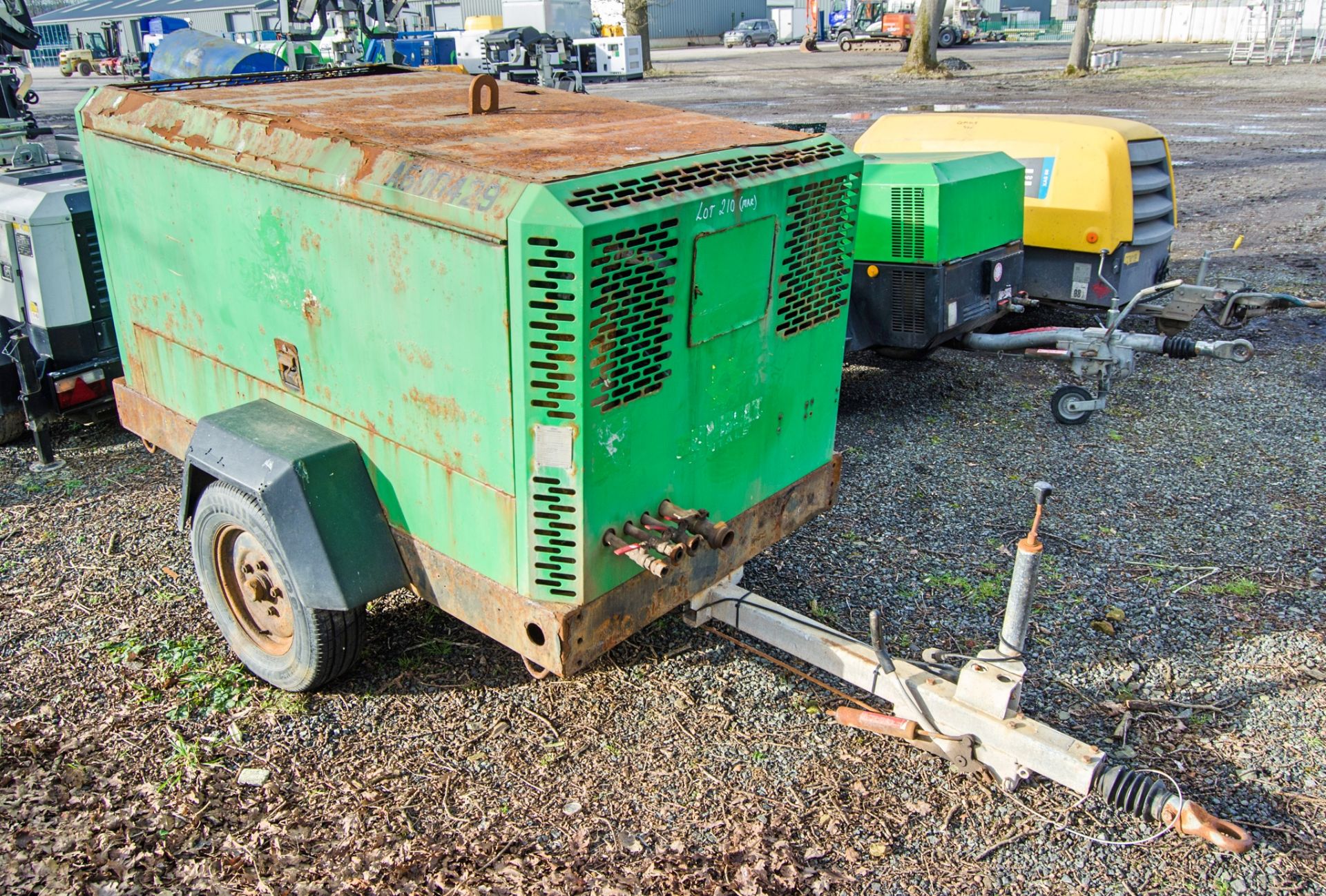 Doosan 9110 diesel driven fast tow mobile air compressor Year: 2013 S/N: 659402 Recorded hours: 4998 - Image 2 of 7