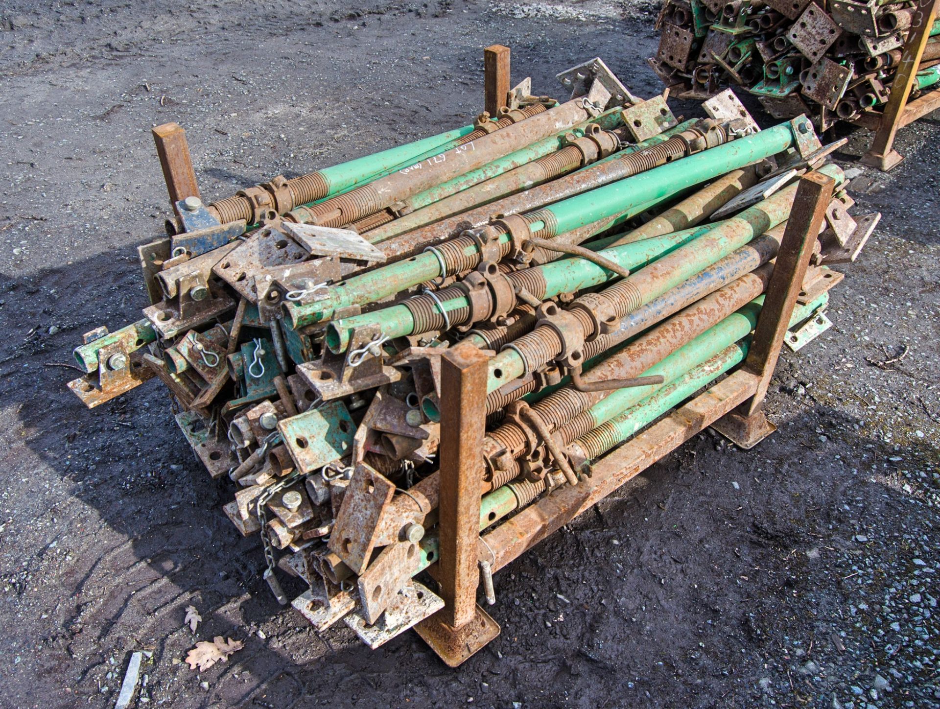 Stillage of adjustable steel props - Image 2 of 2