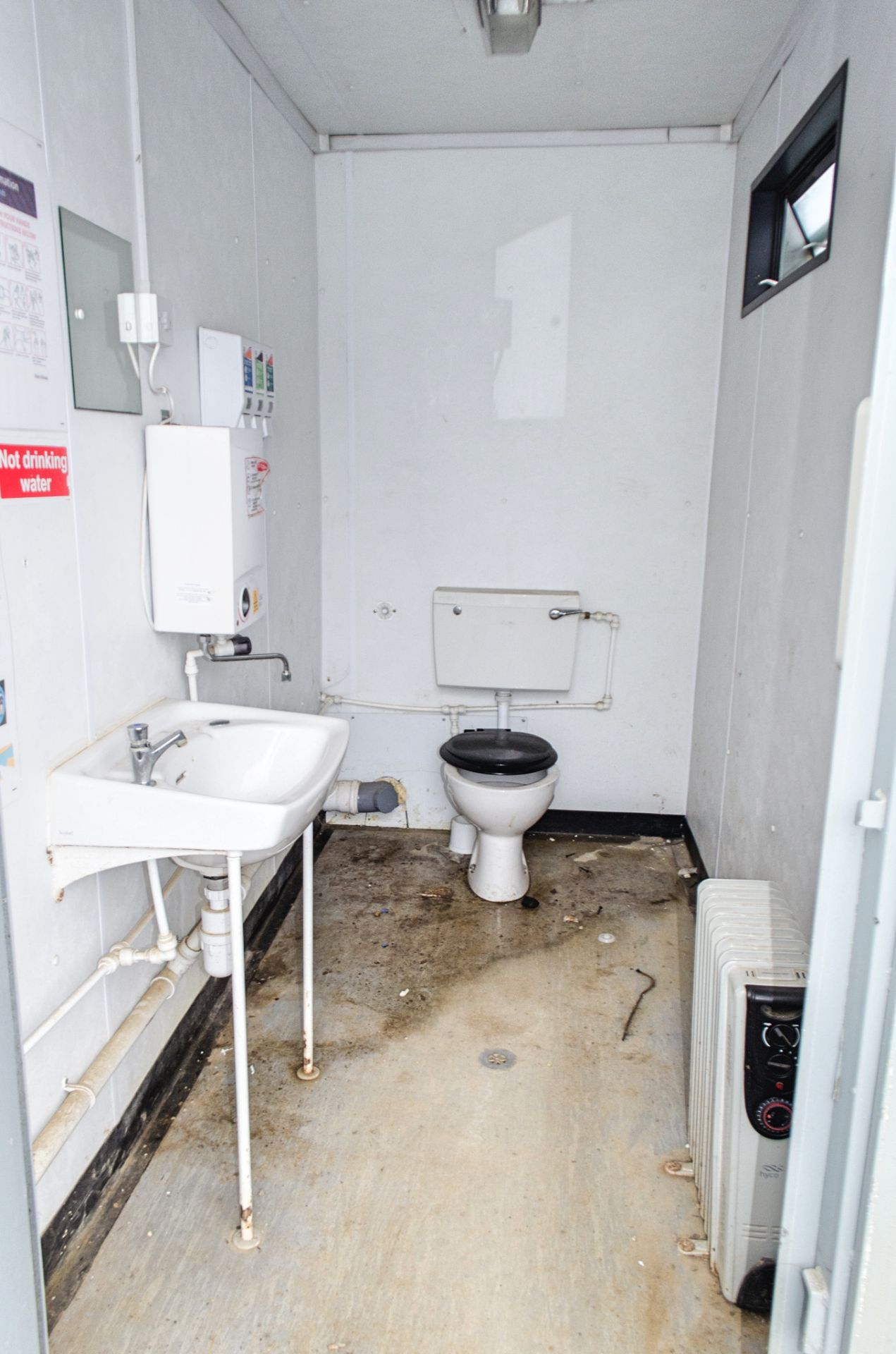 24ft x 9ft steel 4+1 toilet site unit Comprising of: Gents toilet (4 - cubicles, 3 - urinals & 3 - - Image 11 of 11