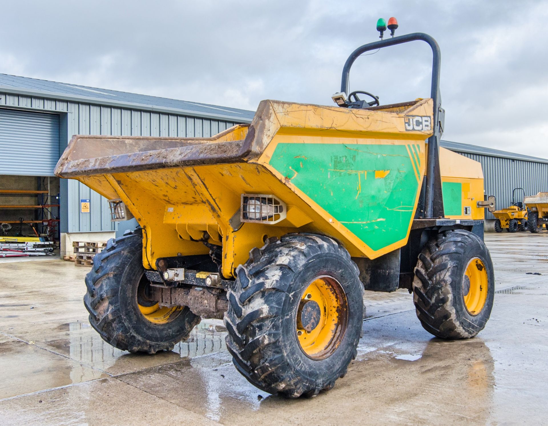 JCB 9 tonne straight skip dumper Year: 2016 S/N: EGGRM9904 Recorded Hours: 2214 A727227