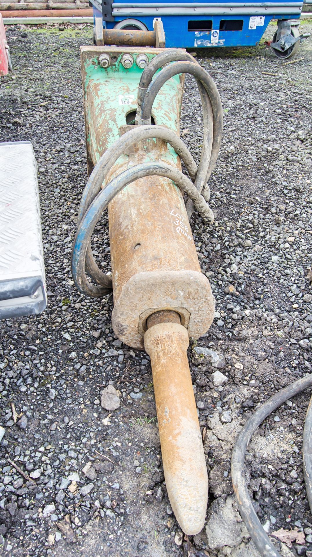 Hydraulic breaker to suit 5-8 tonne excavator Pin diameter: 45mm Pin centres: 350mm Pin width: 180mm - Image 2 of 3