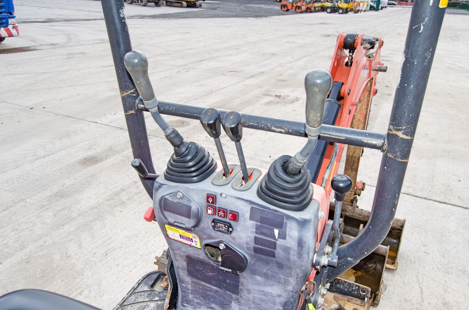 Kubota K008-3 0.8 tonne rubber tracked micro excavator Year: 2014 S/N: H25912 Recorded Hours: 2643 - Image 22 of 25