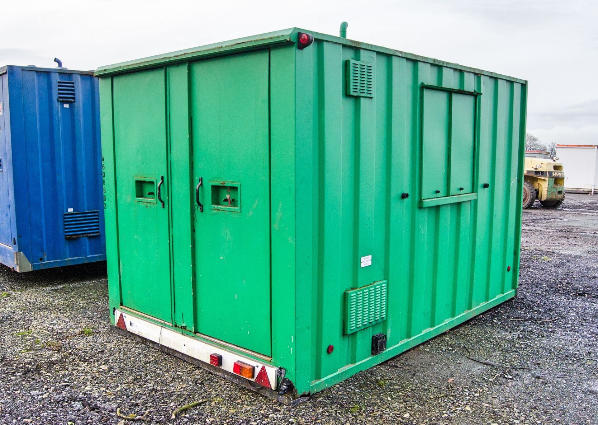 12ft x 8ft steel anti-vandal mobile welfare unit Comprising of: Canteen area, toilet & generator - Image 3 of 11