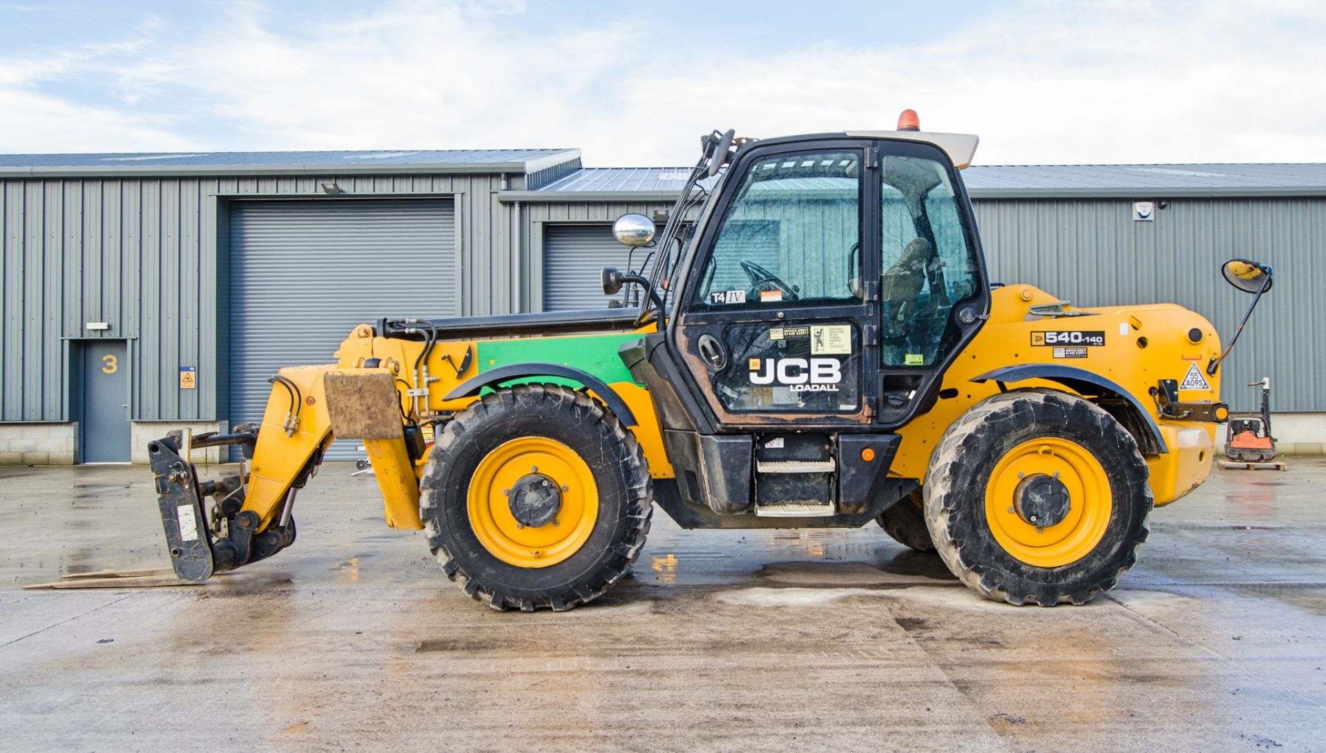 JCB 540-140 T4 IV 14 metre telescopic handler Year: 2016 S/N: 2465067 Recorded Hours: 3083 A727535 - Image 7 of 24