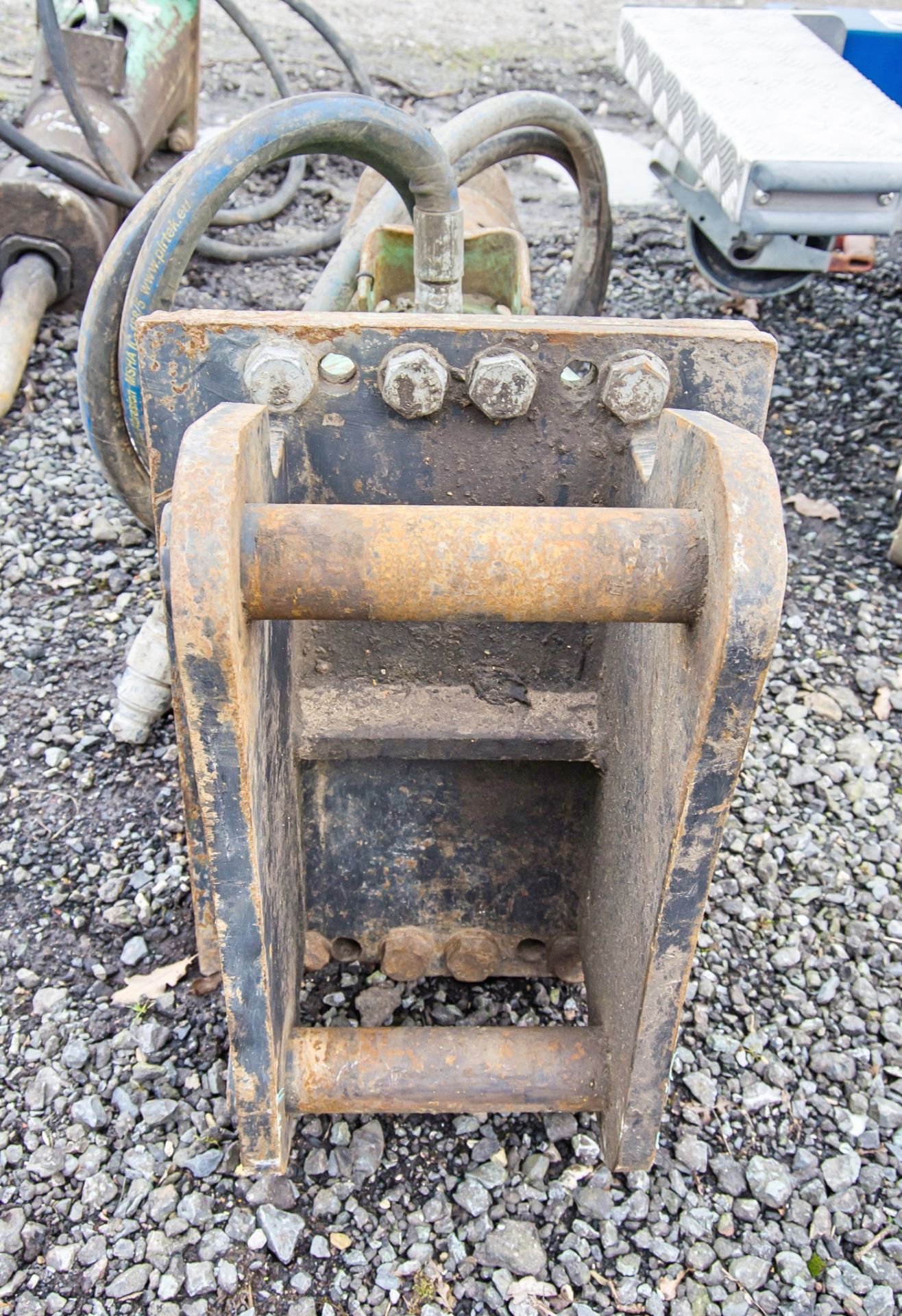 Hydraulic breaker to suit 5-8 tonne excavator Pin diameter: 45mm Pin centres: 350mm Pin width: 180mm - Image 3 of 3