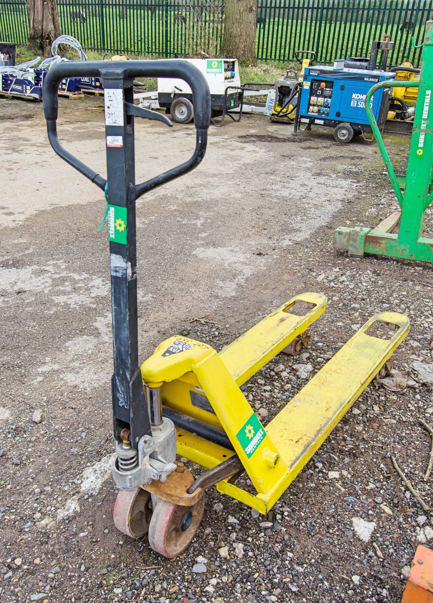 Hand hydraulic pallet truck A855108 - Image 2 of 2