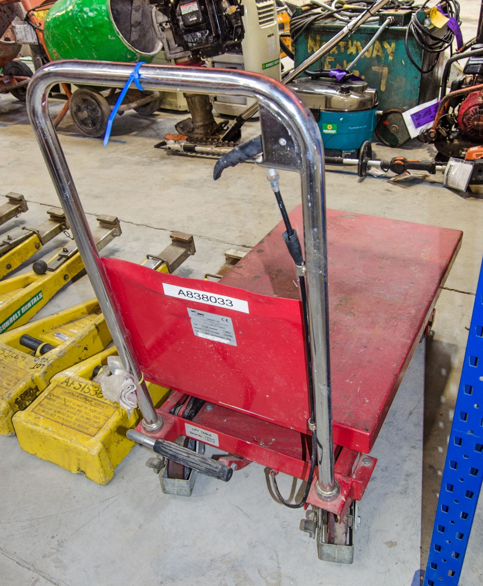 Hydraulic mobile lifting table A838033 - Image 2 of 2