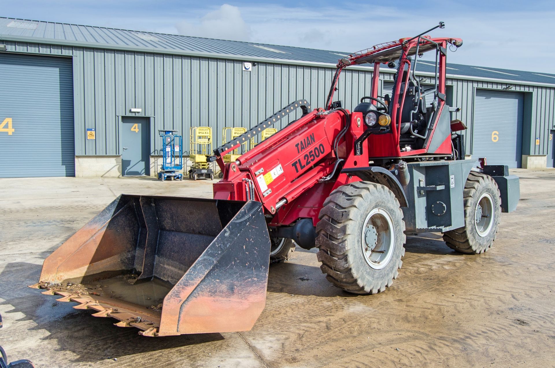 Taian TL2500 5 metre telescopic handler S/N: M1513188 Recorded Hours: Not shown (No power to the