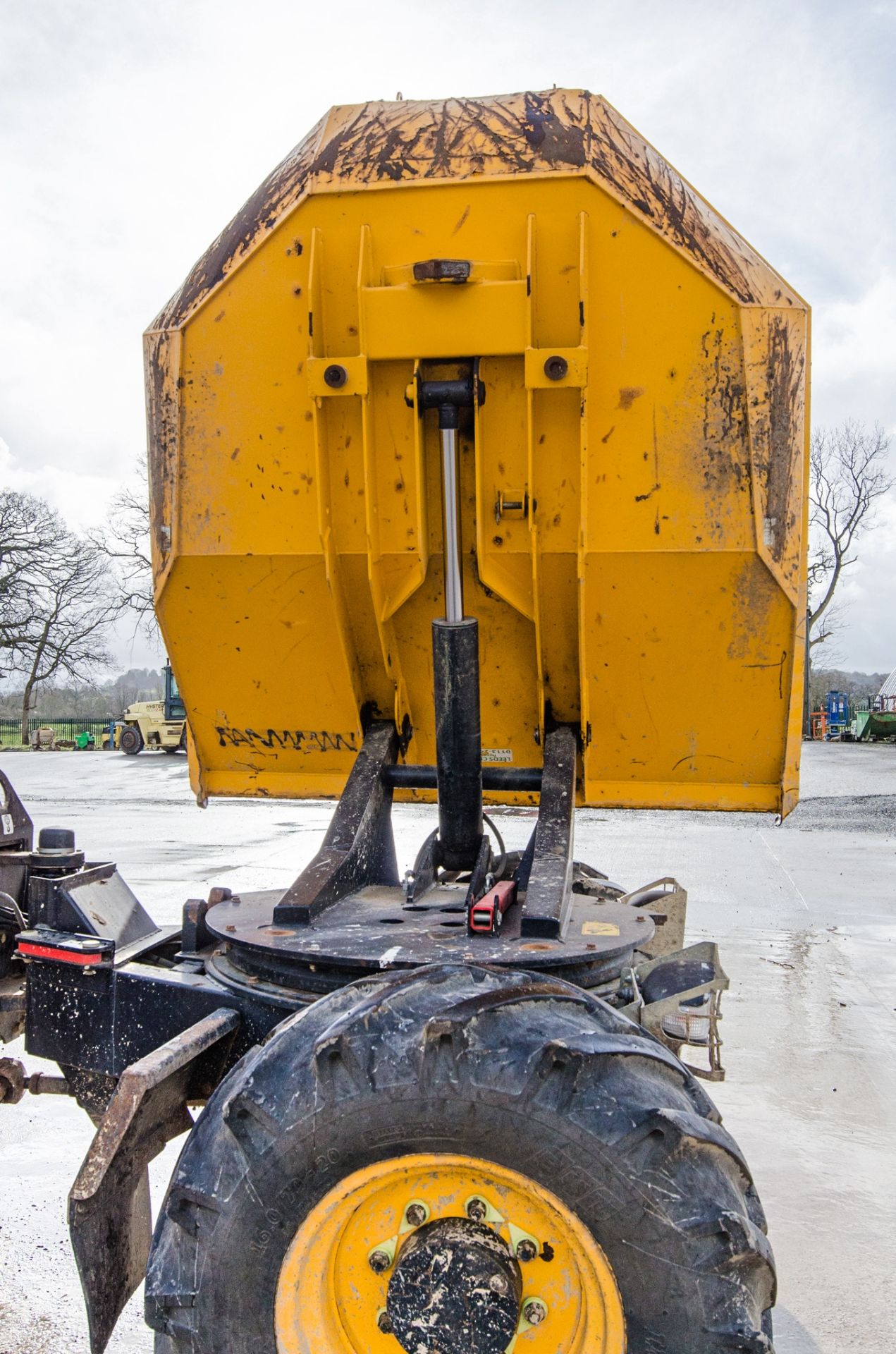 JCB 6 tonne swivel skip dumper Year: 2015 S/N: EFFRL8710 Recorded Hours: 2231 c/w V5C certificate - Image 10 of 22