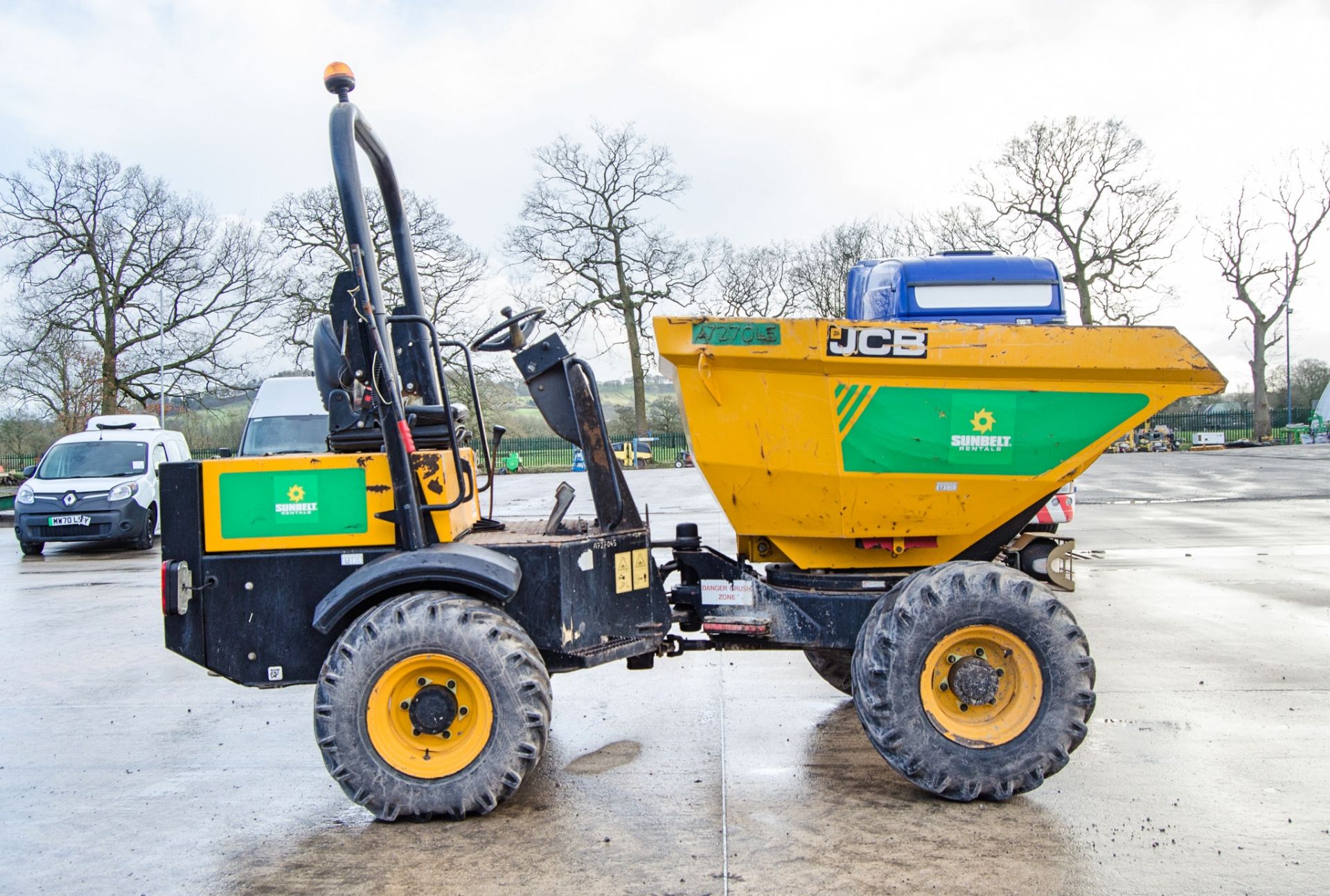 JCB 3 tonne swivel skip dumper Year: 2016 S/N: EGGRF9576 Recorded Hours: 1731 c/w V5C certificate - Image 8 of 21