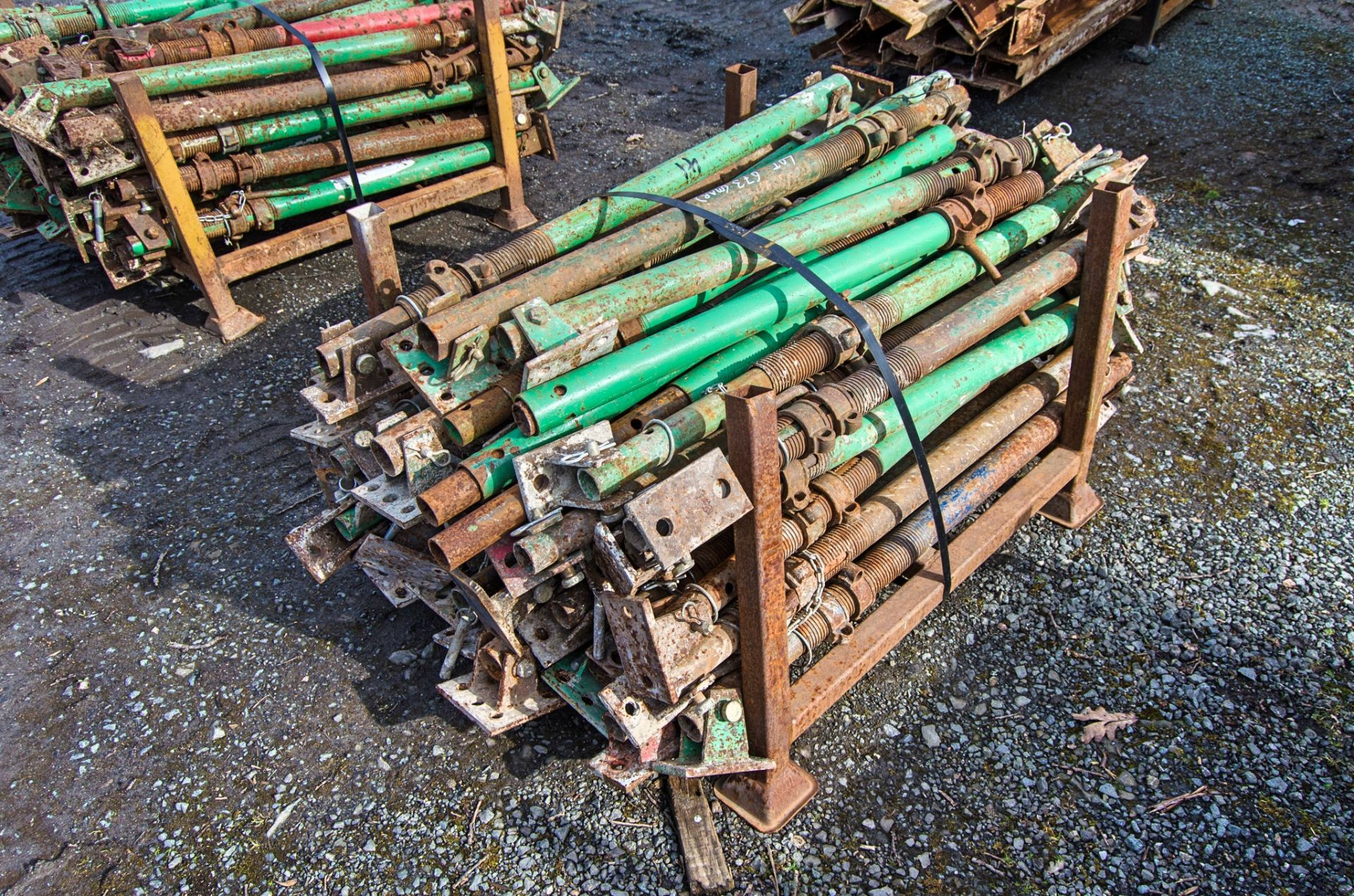 Stillage of adjustable steel props - Image 2 of 2