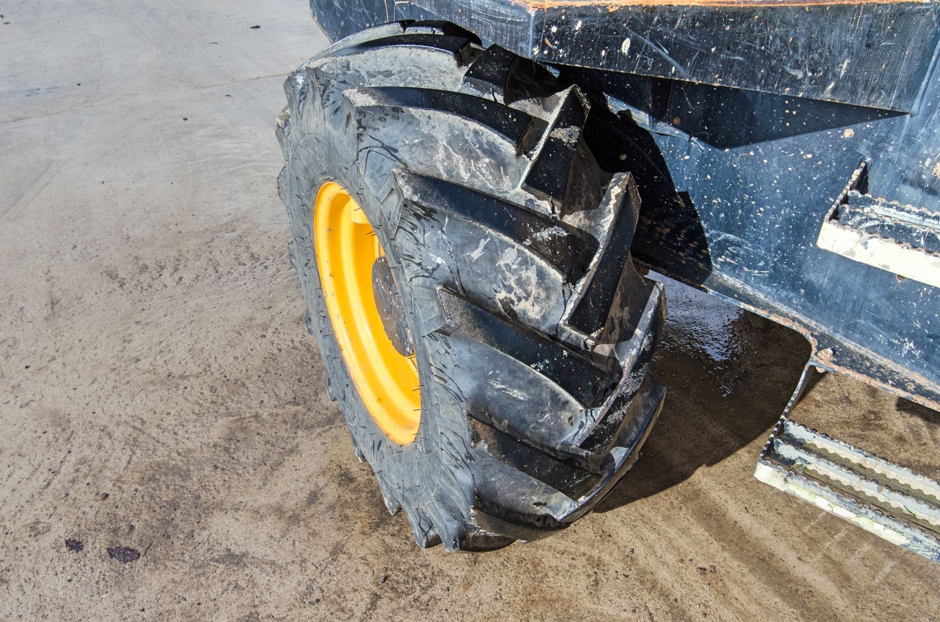 JCB 6 tonne swivel skip dumper Year: 2015 S/N: EFFRL8710 Recorded Hours: 2231 c/w V5C certificate - Image 13 of 22