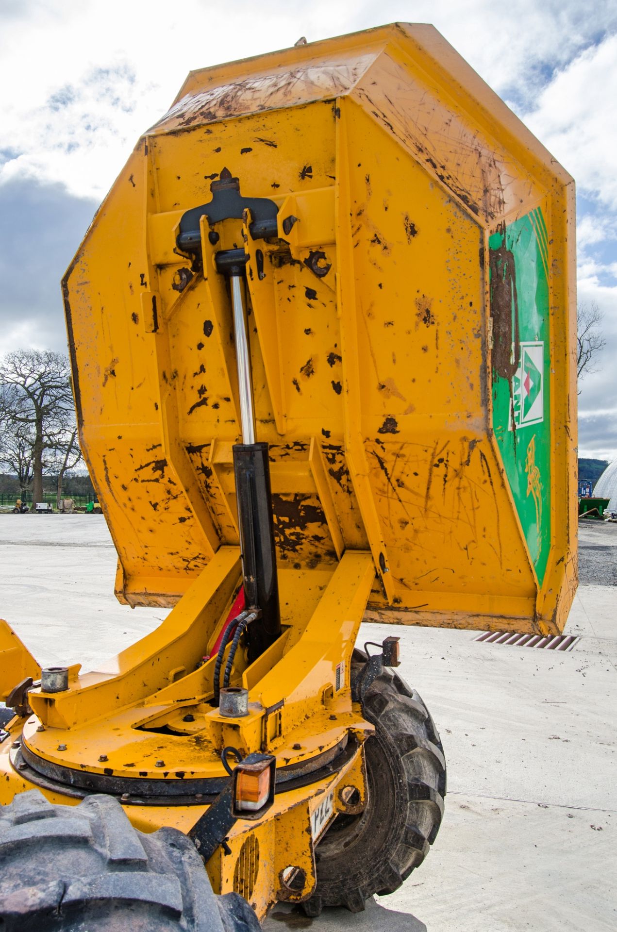 Thwaites 6 tonne swivel skip dumper Year: 2014 S/N: 402C9214 Recorded Hours: 2036 c/w V5C - Image 10 of 21