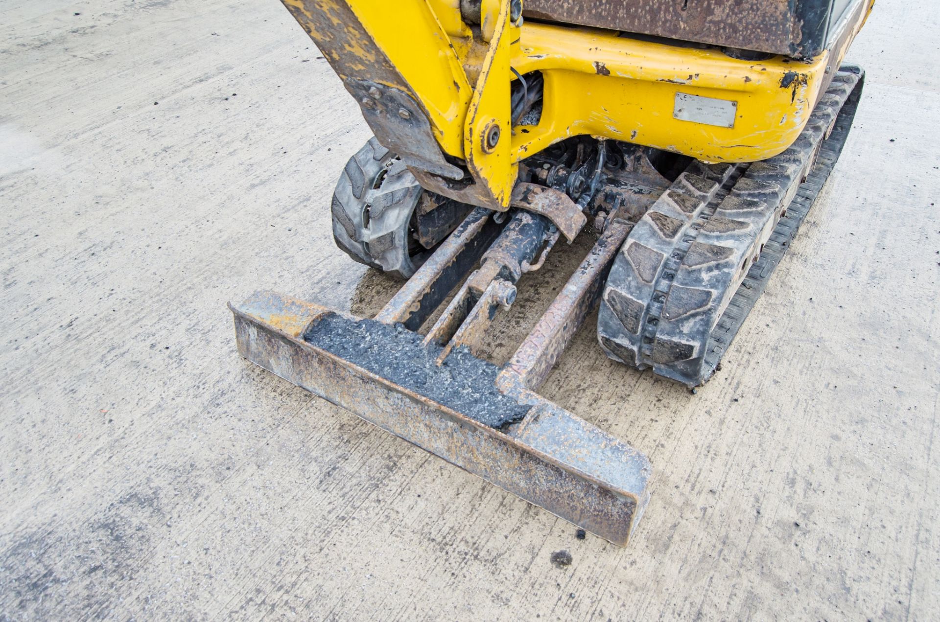 JCB 8016 1.5 tonne rubber tracked mini excavator Year: 2015 S/N: 2071800 Recorded Hours: 2622 blade, - Image 13 of 23