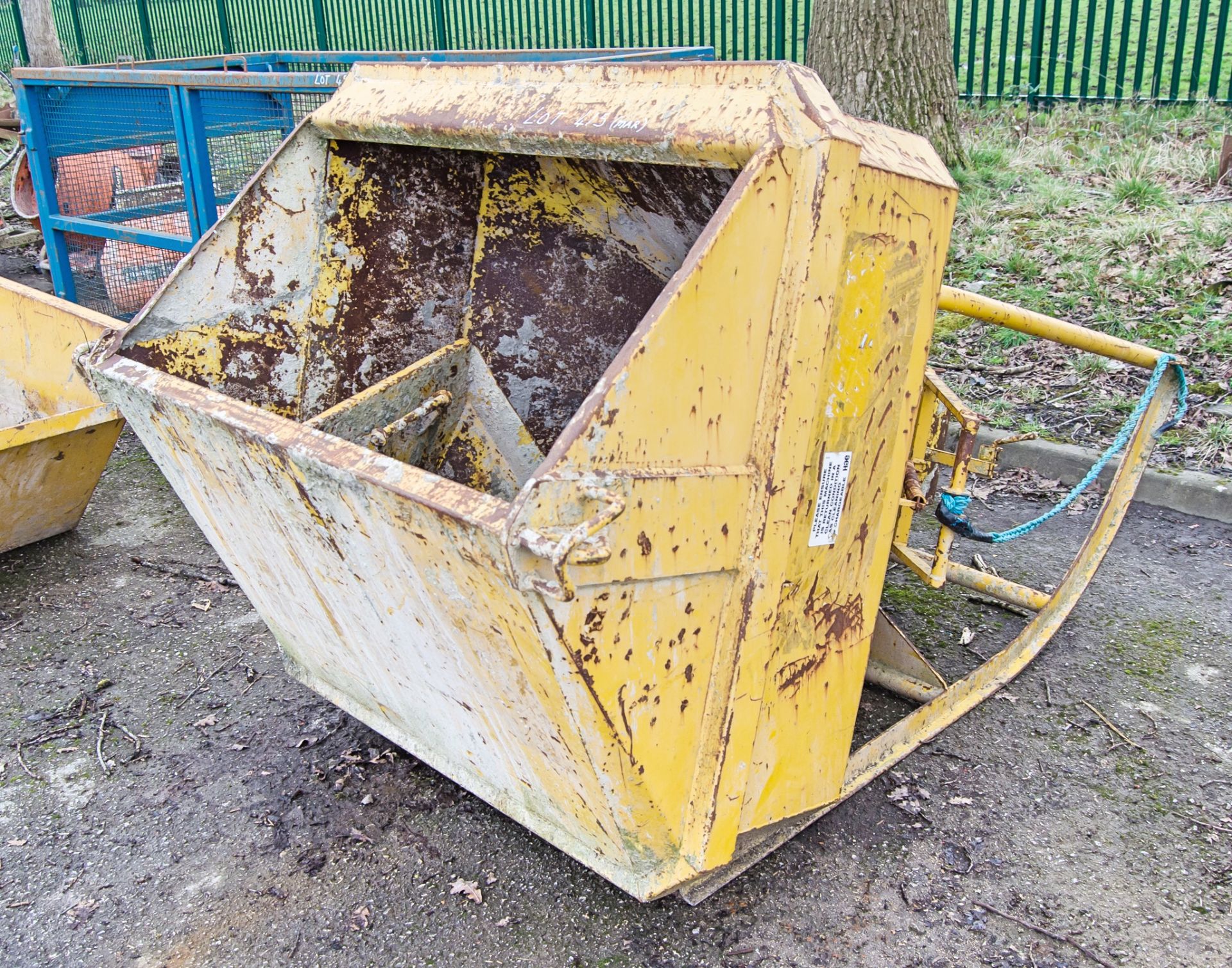 Secatol 1000 litre concrete skip LEO13508