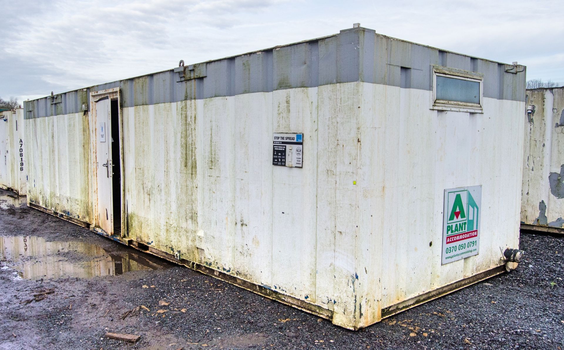 32ft x 10ft steel 4+2 toilet site unit Comprising of: Gents toilet(4 - cubicles, 2 - urinals &