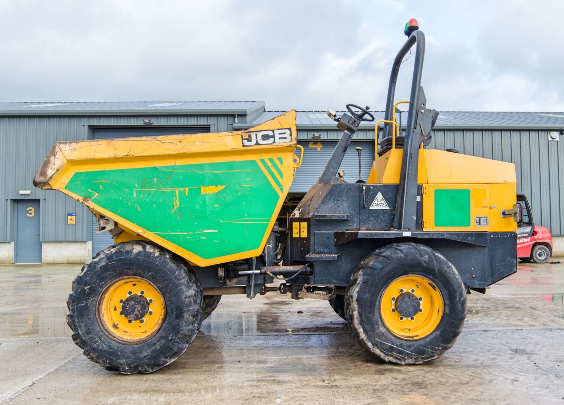 JCB 9 tonne straight skip dumper Year: 2016 S/N: EGGRM9904 Recorded Hours: 2214 A727227 - Image 8 of 23