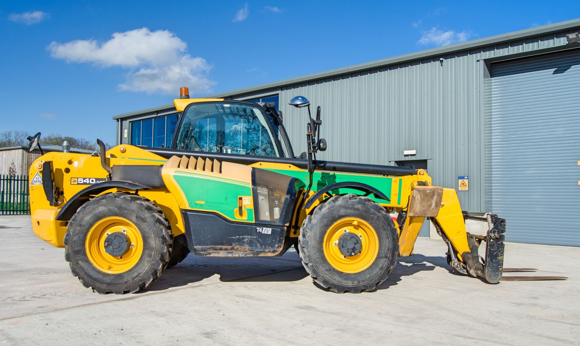 JCB 540-140 Hi-Viz T4 IV 14 metre telescopic handler Year: 2017 S/N: 2570292 Recorded Hours: 2735 - Image 8 of 24