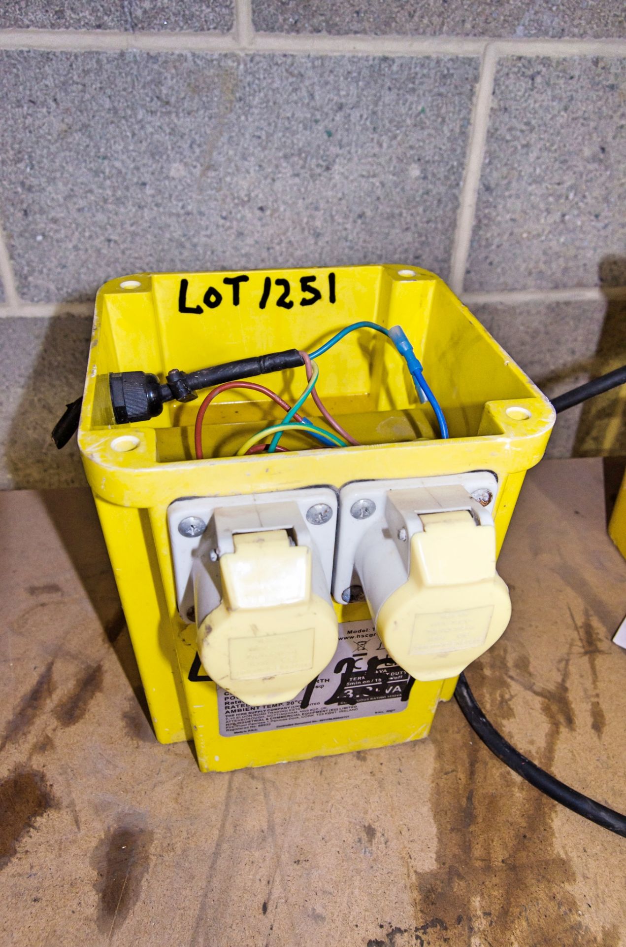 Elite 240v to 110v 3 kva transformer ** Lid missing and power cord cut off ** 21040813