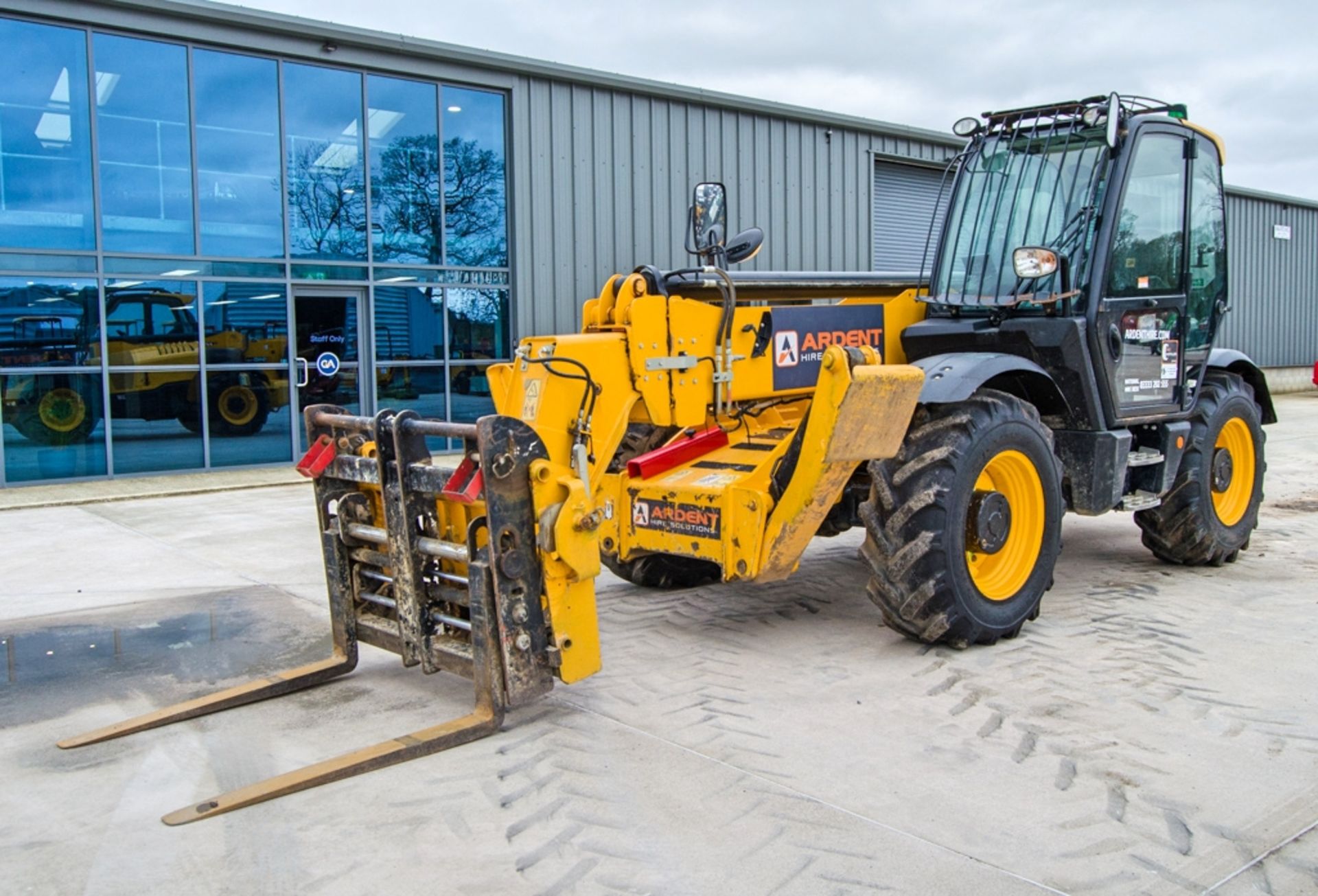 JCB 540-140 Hi-Viz T4 IV 14 metre telescopic handler Year: 2019 S/N: 2792099 Recorded Hours: 6030