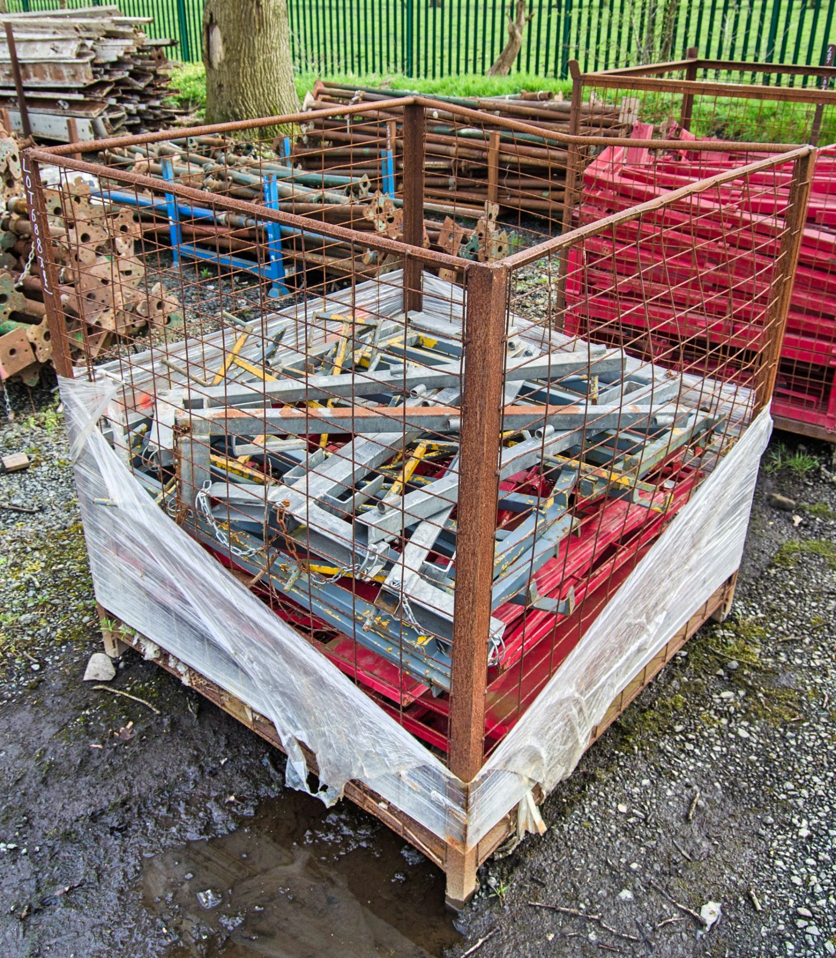 Stillage of various mesh panels & posts