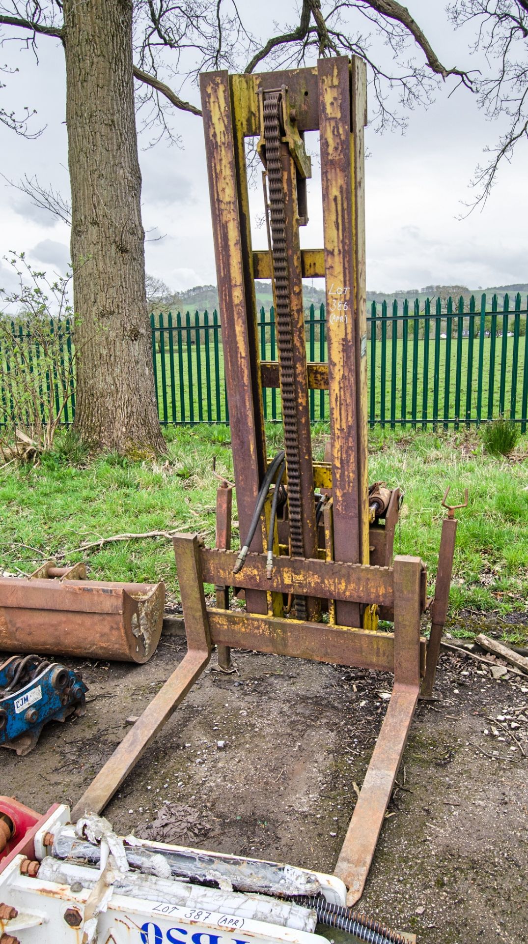 Hydraulic fork lift mast attachment