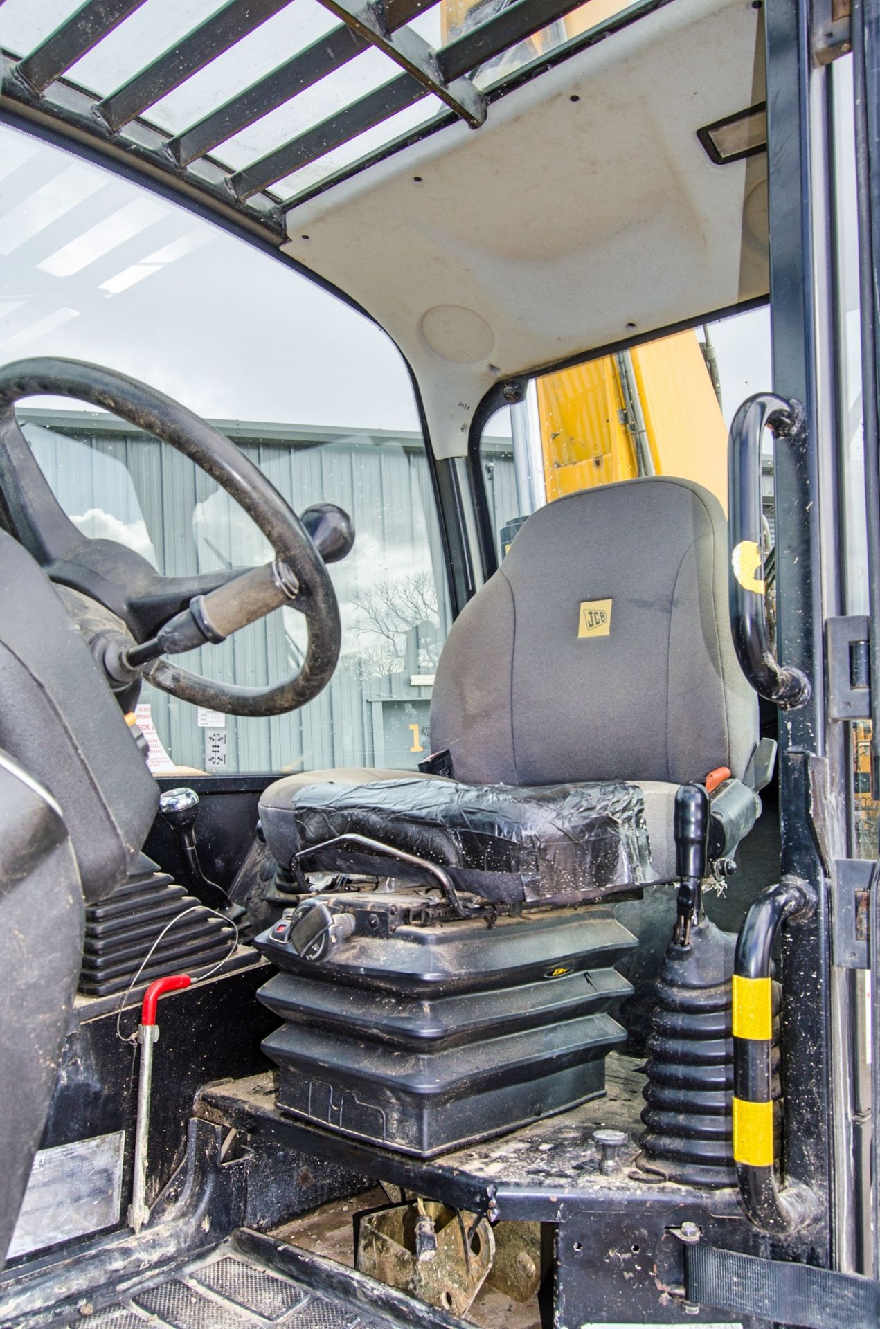 JCB 535-140 Hi-Viz T4i IIIB 14 metre telescopic handler Year: 2016 S/N: 2461386 Recorded Hours: 3648 - Image 17 of 24