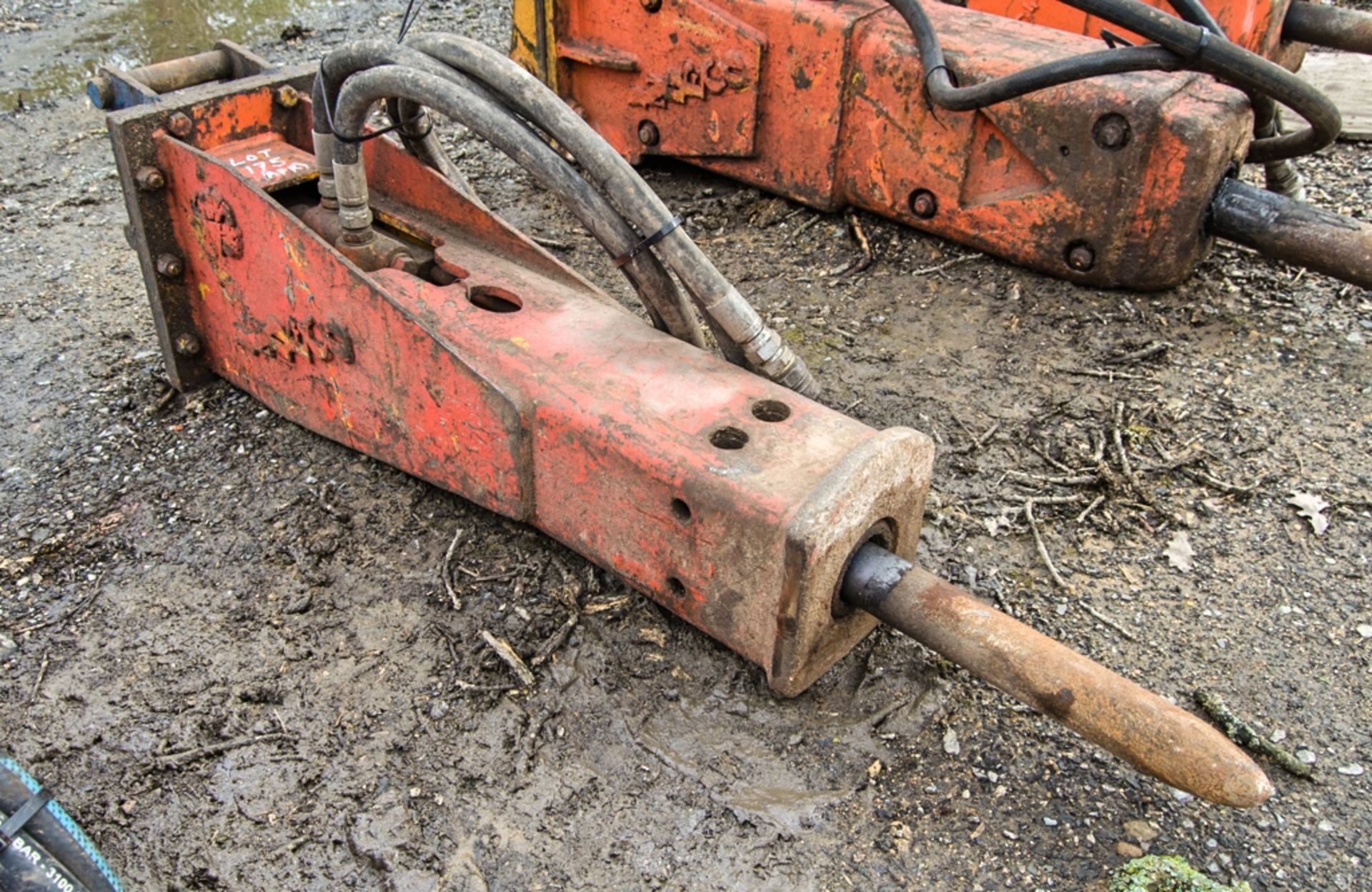 Indeco hydraulic breaker to suit excavator Pin diameter: 35mm Pin centres: 190mm Pin width: 140mm