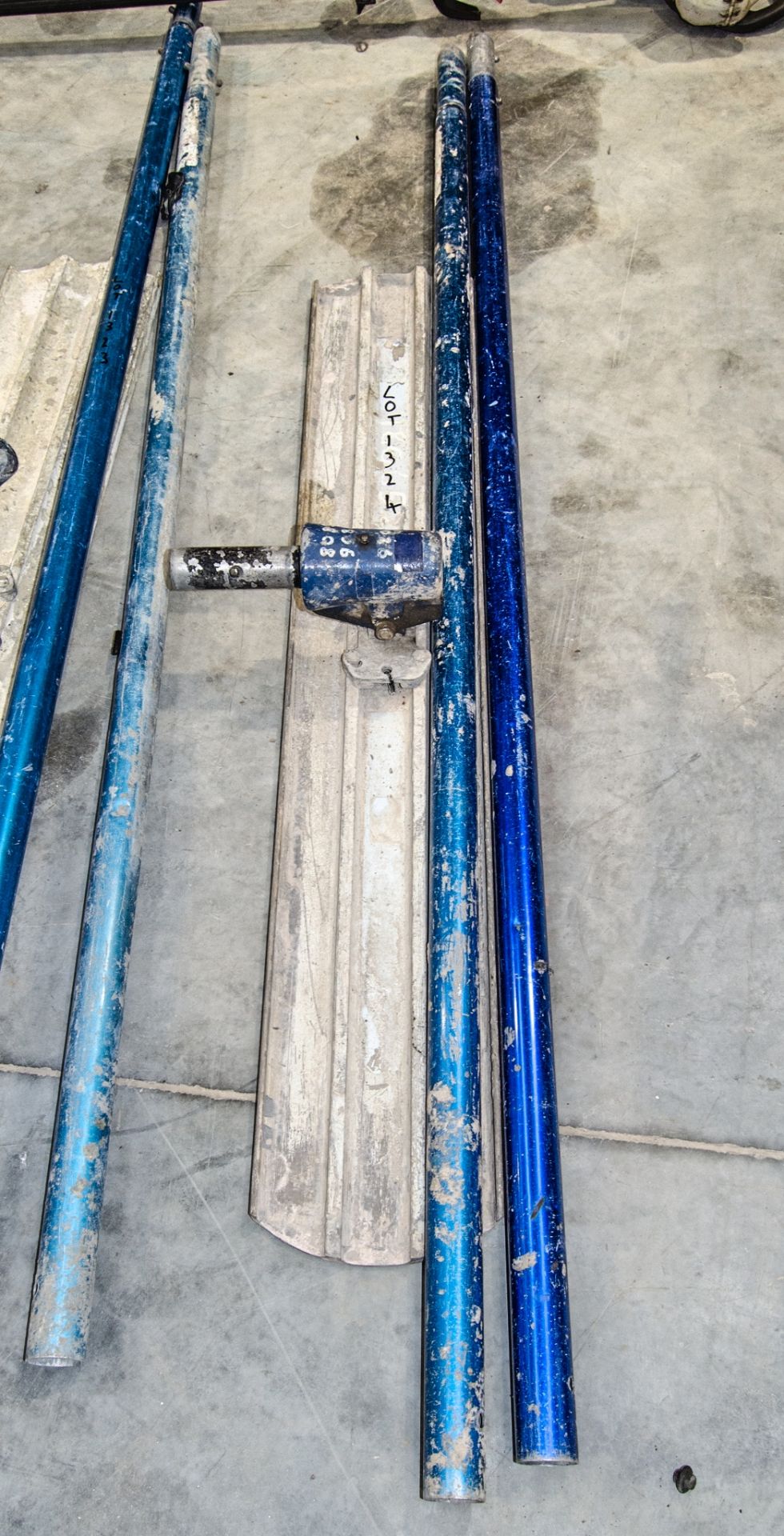 4ft concrete float c/w 2 extension poles 18065808