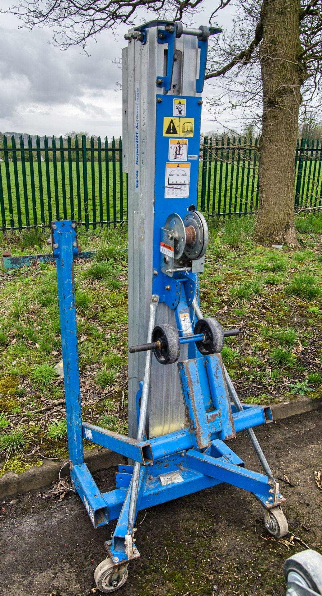 Genie SLA10 manual material hoist c/w forks 14050461 ** No wire rope ** - Image 2 of 3