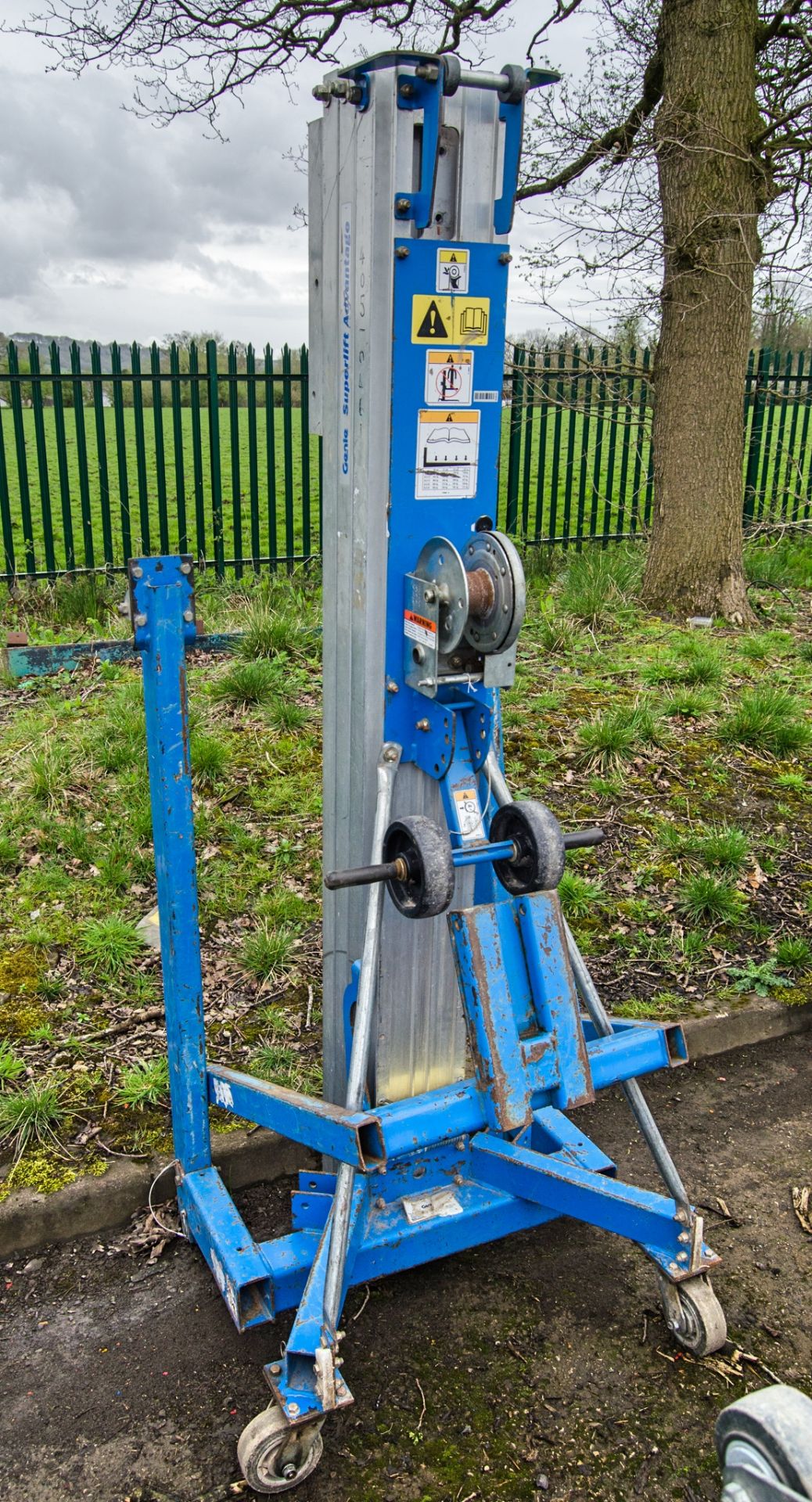 Genie SLA10 manual material hoist c/w forks 14050461 ** No wire rope ** - Bild 2 aus 3