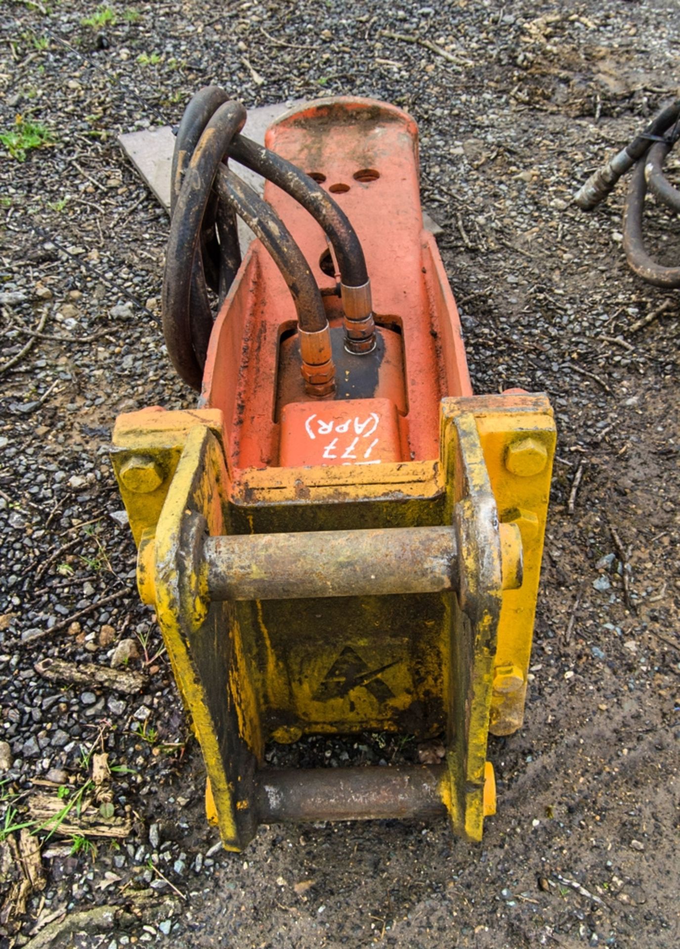 Indeco hydraulic breaker to suit excavator Pin diameter: 45mm Pin centres: 300mm Pin width: 180mm - Image 3 of 4