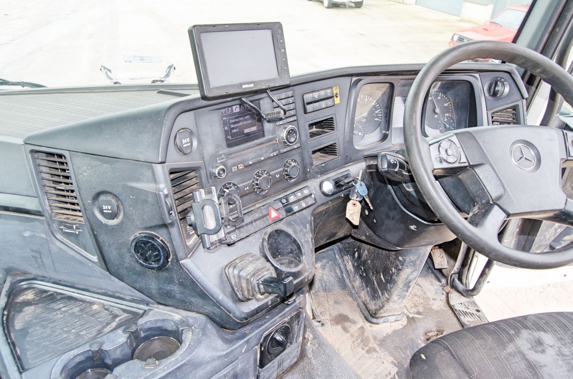 Mercedes Benz 3240 Arocs 32 tonne 8x4 tipper grab lorry Registration Number: YH65 HGK Date of - Bild 32 aus 38