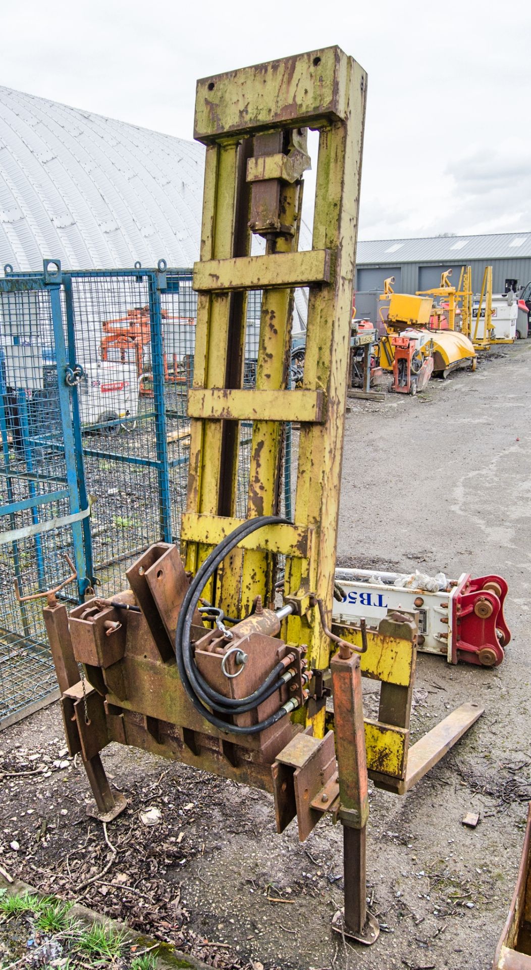 Hydraulic fork lift mast attachment - Image 2 of 3