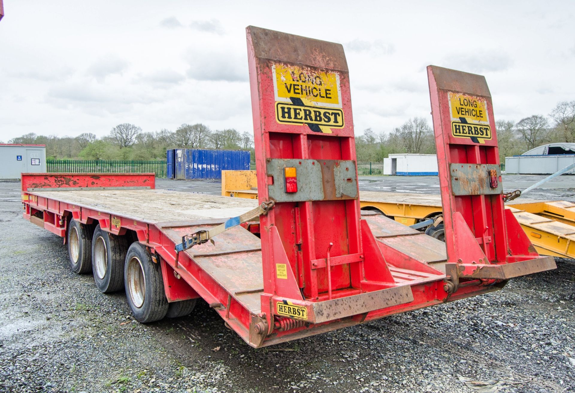 Herbst tri-axle low loader trailer Length from headboard to lifting ramps: 26ft Year: 2019 S/N: - Image 4 of 9