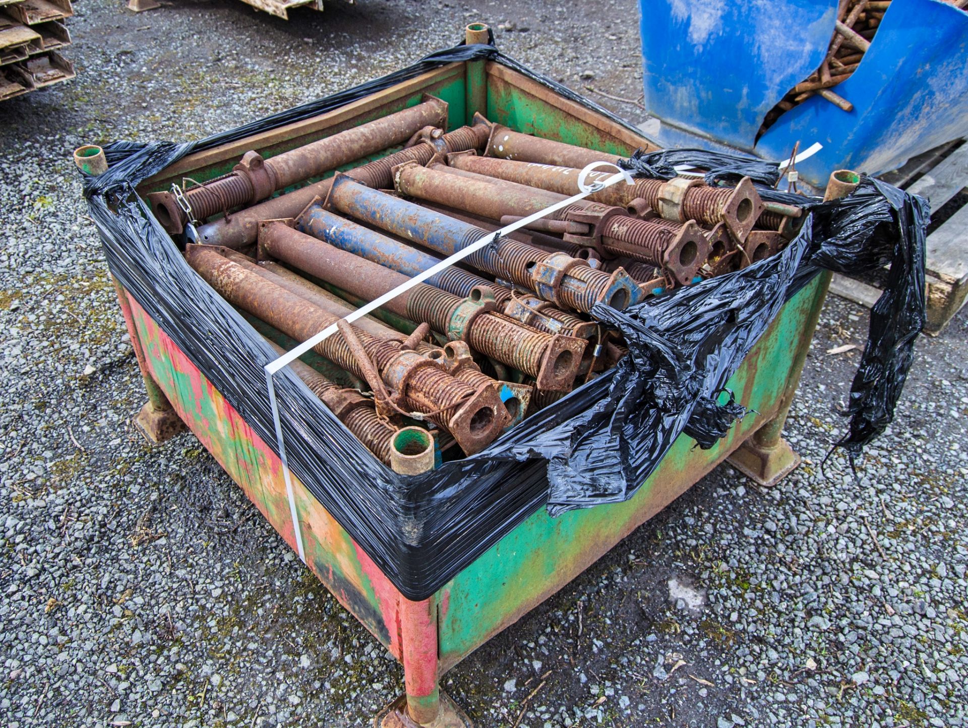 Stillage of adjustable steel props - Image 2 of 2