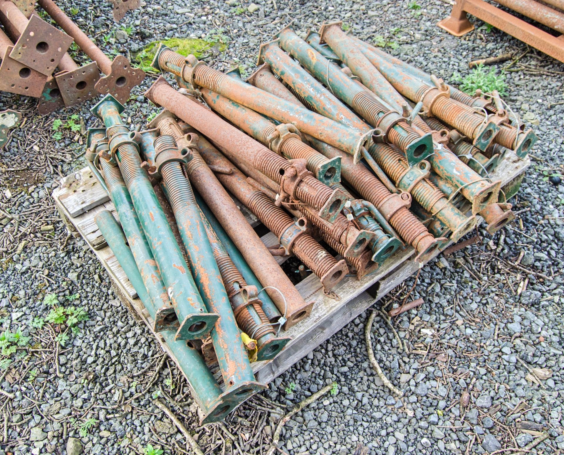 Pallet of adjustable steel props - Image 2 of 2