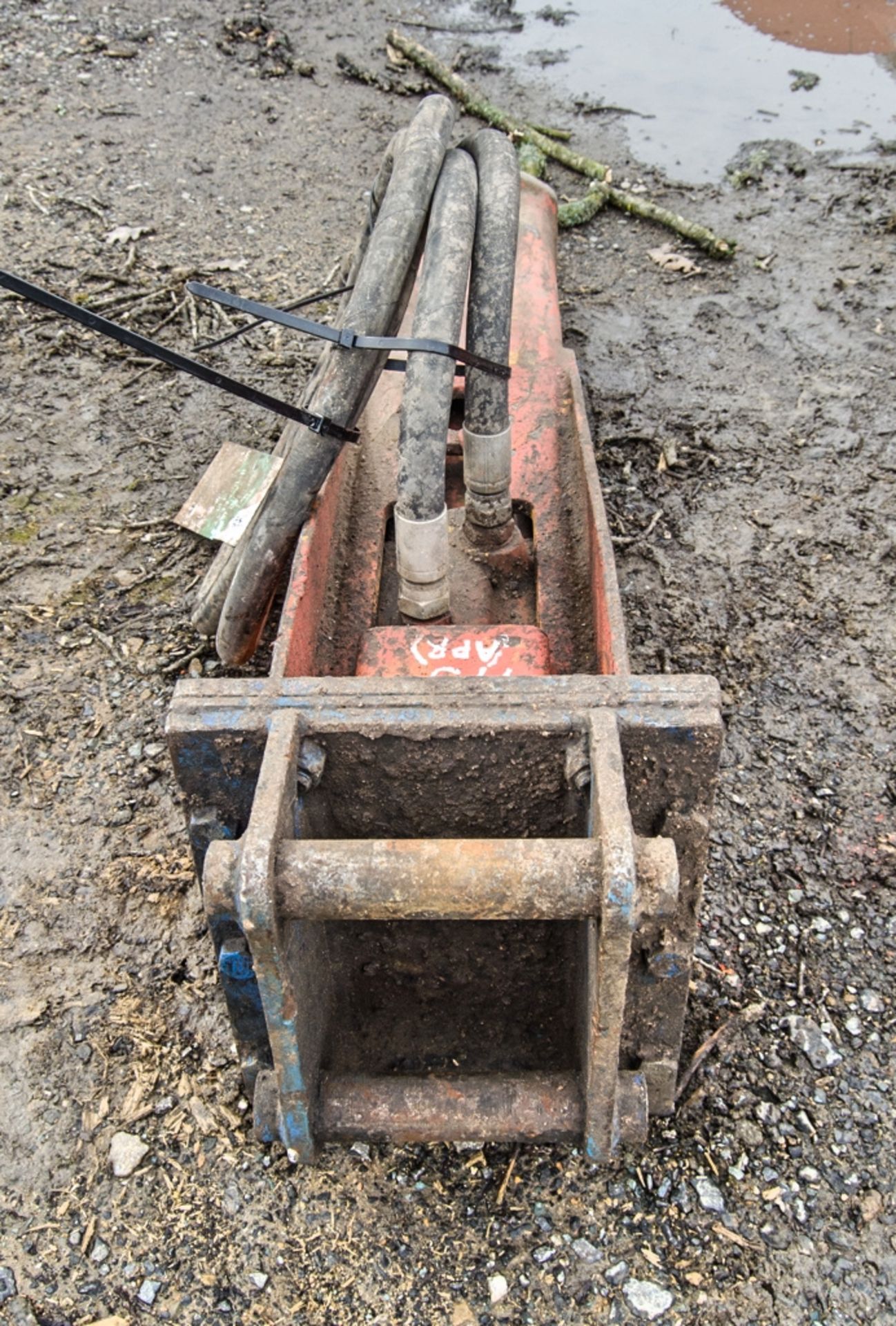 Indeco hydraulic breaker to suit excavator Pin diameter: 35mm Pin centres: 190mm Pin width: 140mm - Image 3 of 4