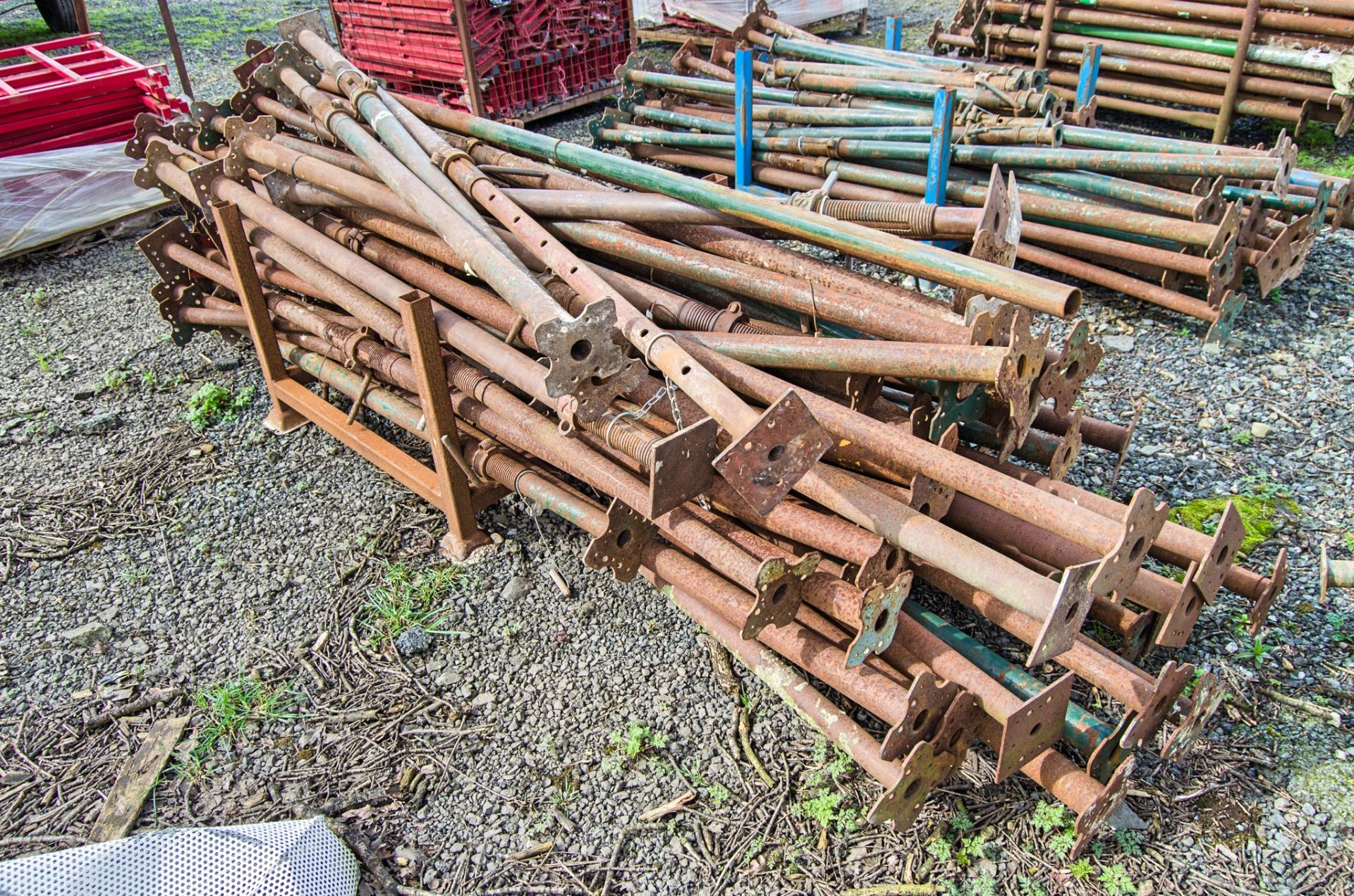 Stillage of adjustable steel props - Image 2 of 2