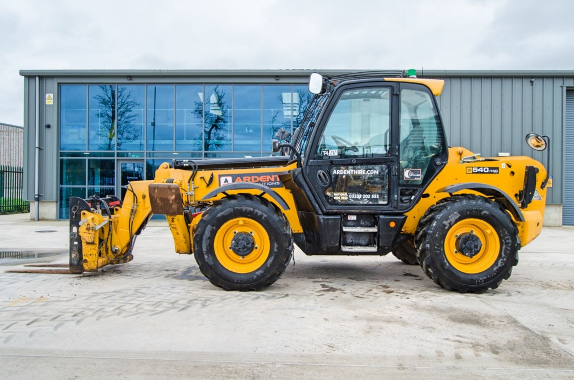 JCB 540-140 Hi-Viz T4 IV 14 metre telescopic handler Year: 2018 S/N: 2573533 Recorded Hours: 5089 - Image 7 of 26