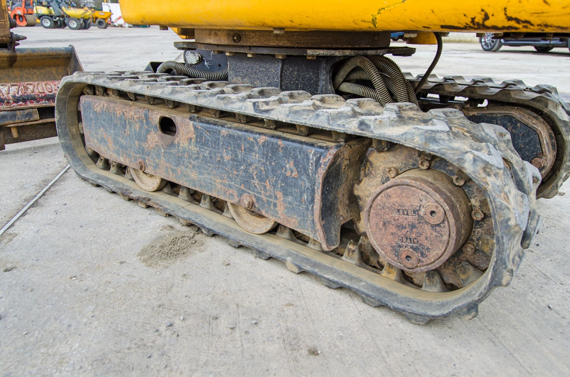 JCB 8008 CTS 0.8 tonne rubber tracked micro excavator Year: 2017 S/N: 1930304 Recorded Hours: 1126 - Image 12 of 27