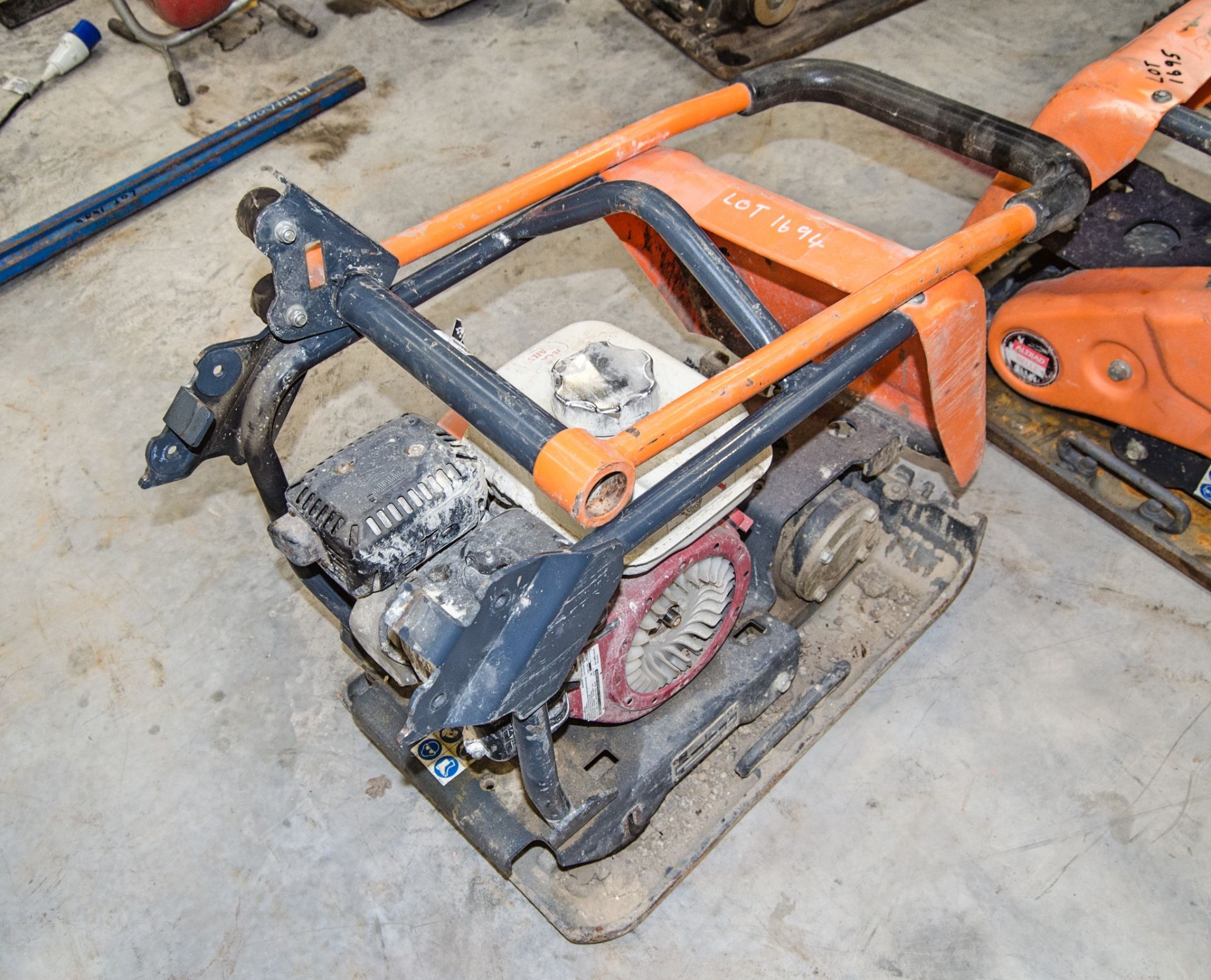 Altrad Belle FC4000E petrol driven compactor plate ** Pull cord assembly missing and handle detached - Image 2 of 3