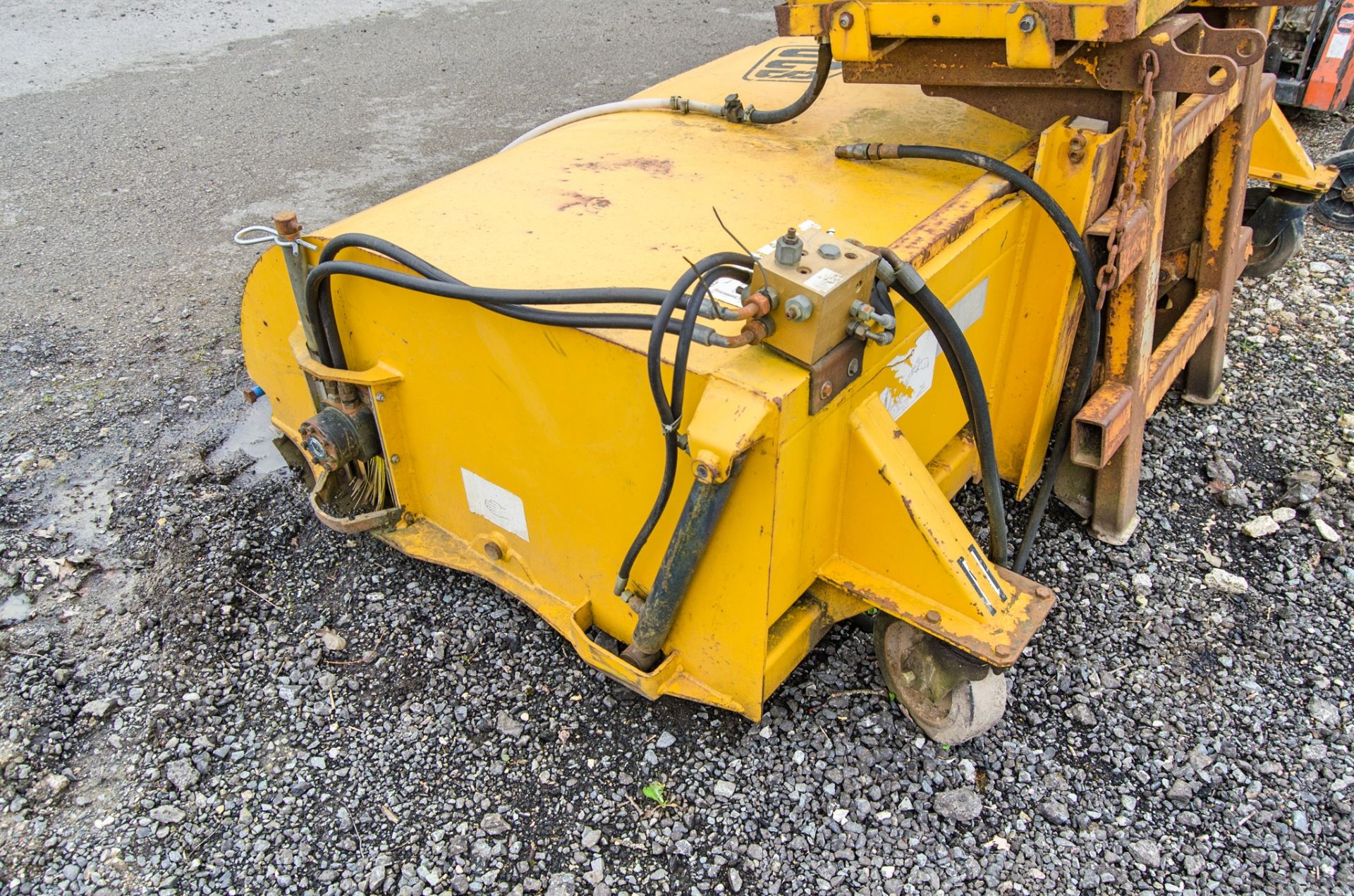 JCB 500 hydraulic sweeper attachment Year: 2005 RPLP3307 ** No VAT on hammer but VAT will be charged - Image 3 of 4