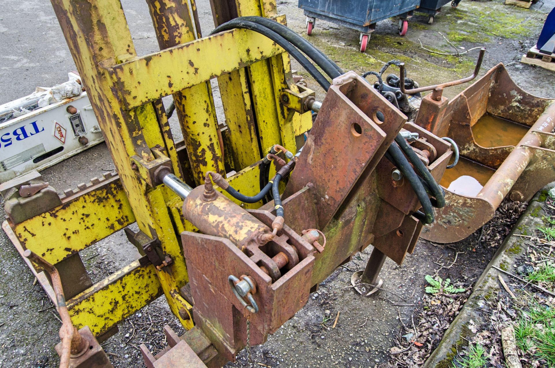 Hydraulic fork lift mast attachment - Image 3 of 3