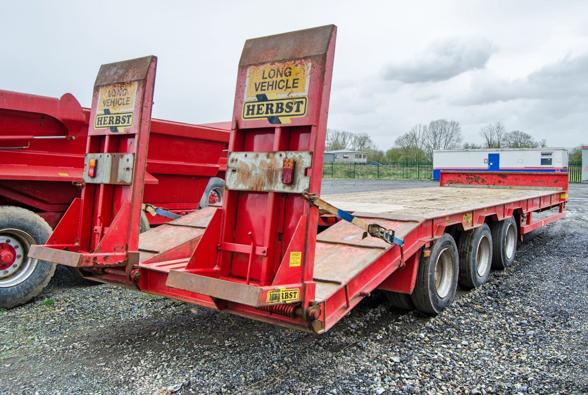 Herbst tri-axle low loader trailer Length from headboard to lifting ramps: 26ft Year: 2019 S/N: - Image 3 of 9