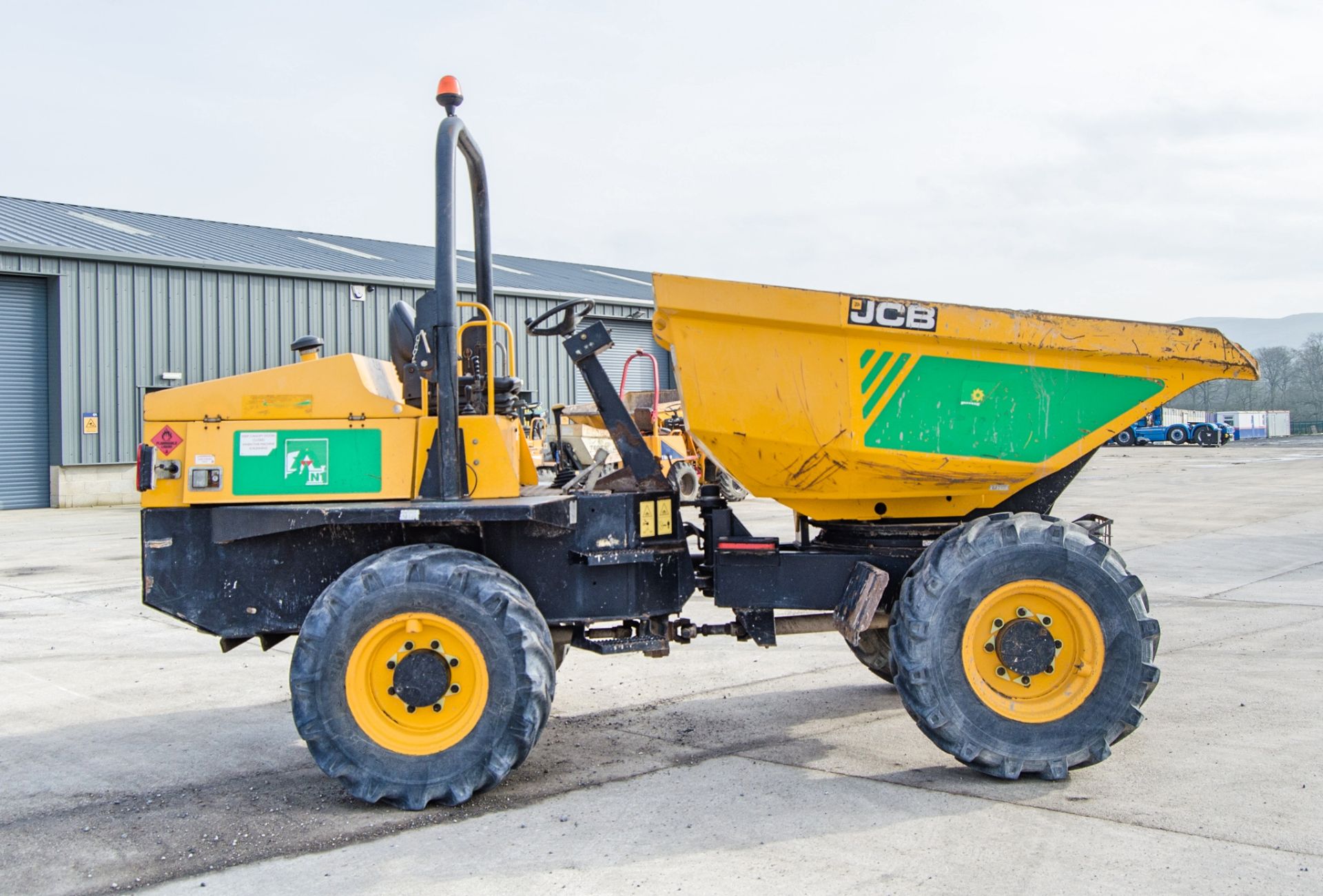 JCB 6 tonne swivel skip dumper Year: 2015 S/N: EFFRL8757 Recorded Hours: 2212 c/w V5C certificate - Image 8 of 23