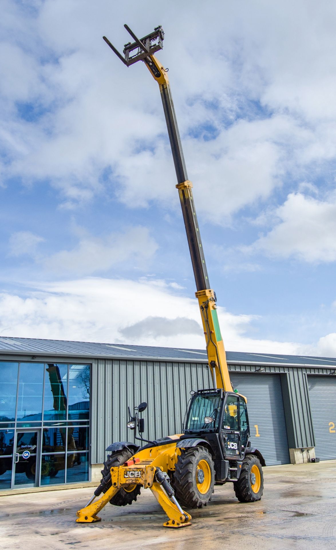 JCB 535-125 Hi-Viz T4i IIIB 12.5 metre telescopic handler Year: 2017 S/N: 2565241 Recorded Hours: - Image 9 of 24